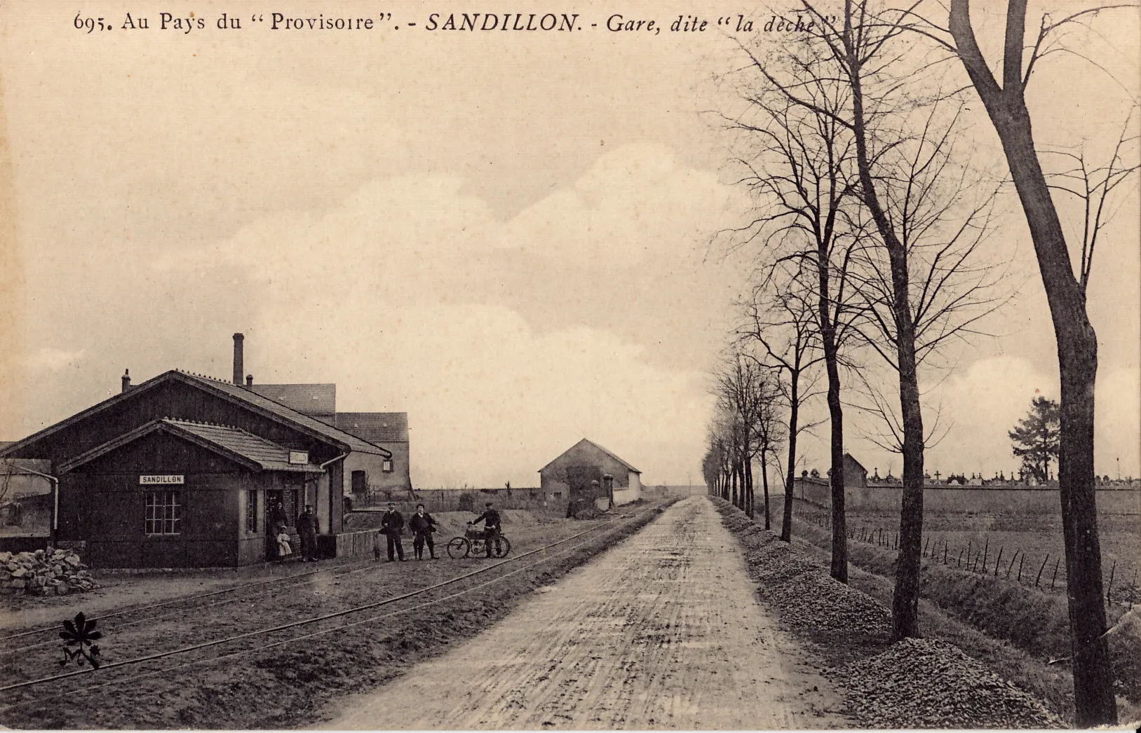 Photo showing: Carte postale ancienne éditée par un éditeur au logo M + feuille  : Au Pays du Provisoire - SANDILLON - Gare, dite "la dèche"