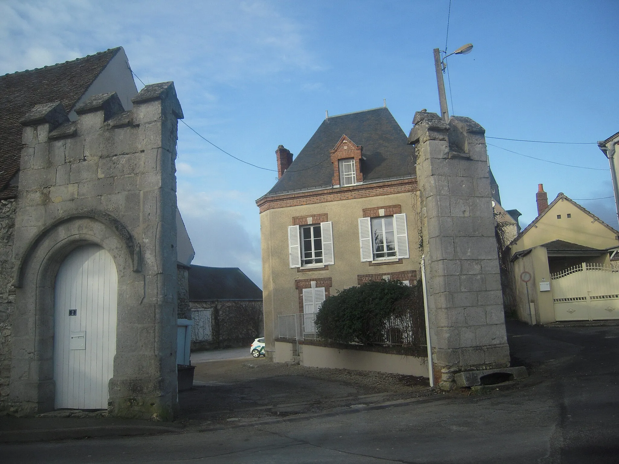 Photo showing: Commanderie de Sours - porte crénelée