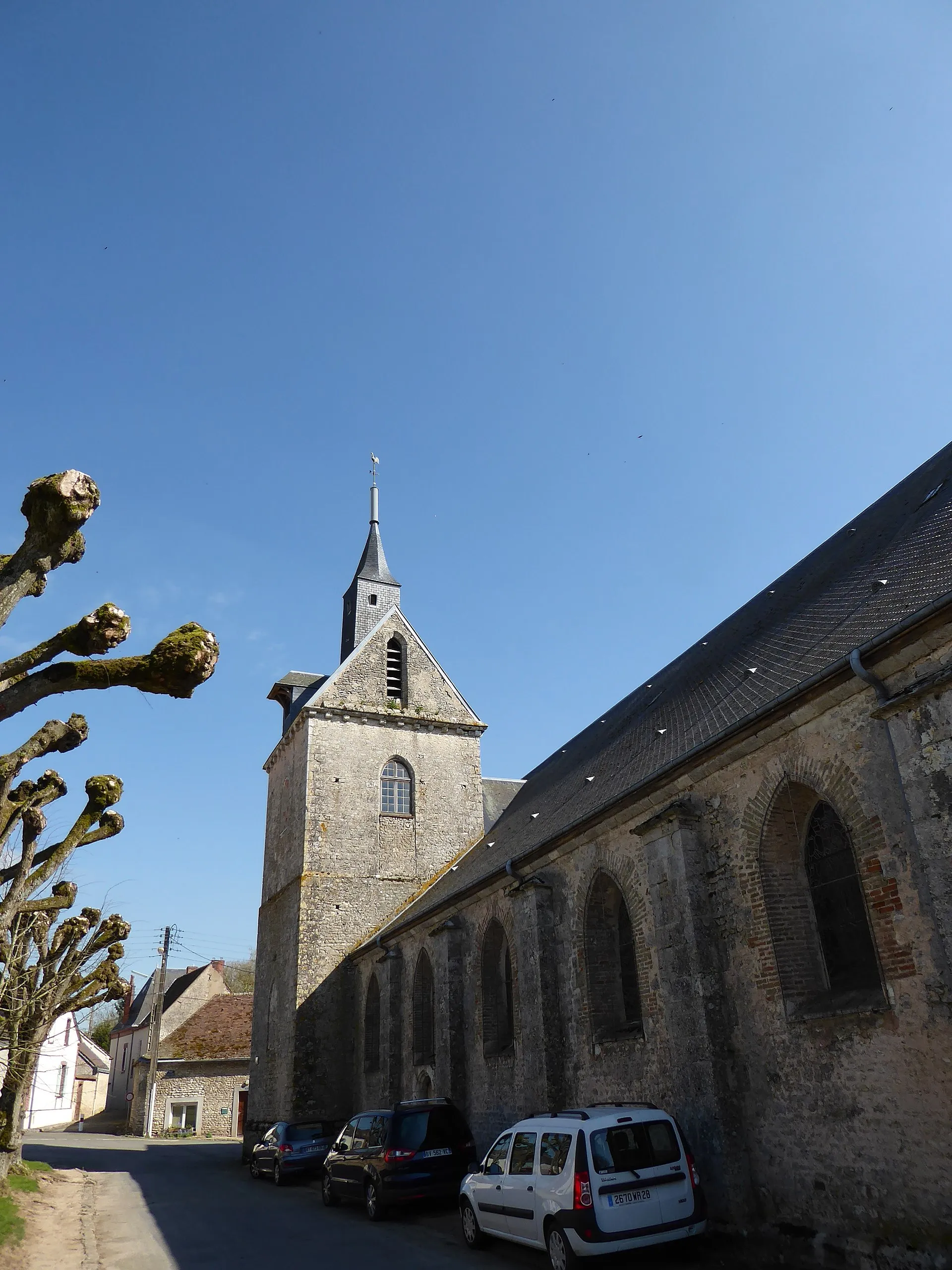 Photo showing: Clocher et mur nord de l'église Saint-Germain de Sours, Eure-et-Loir, France.