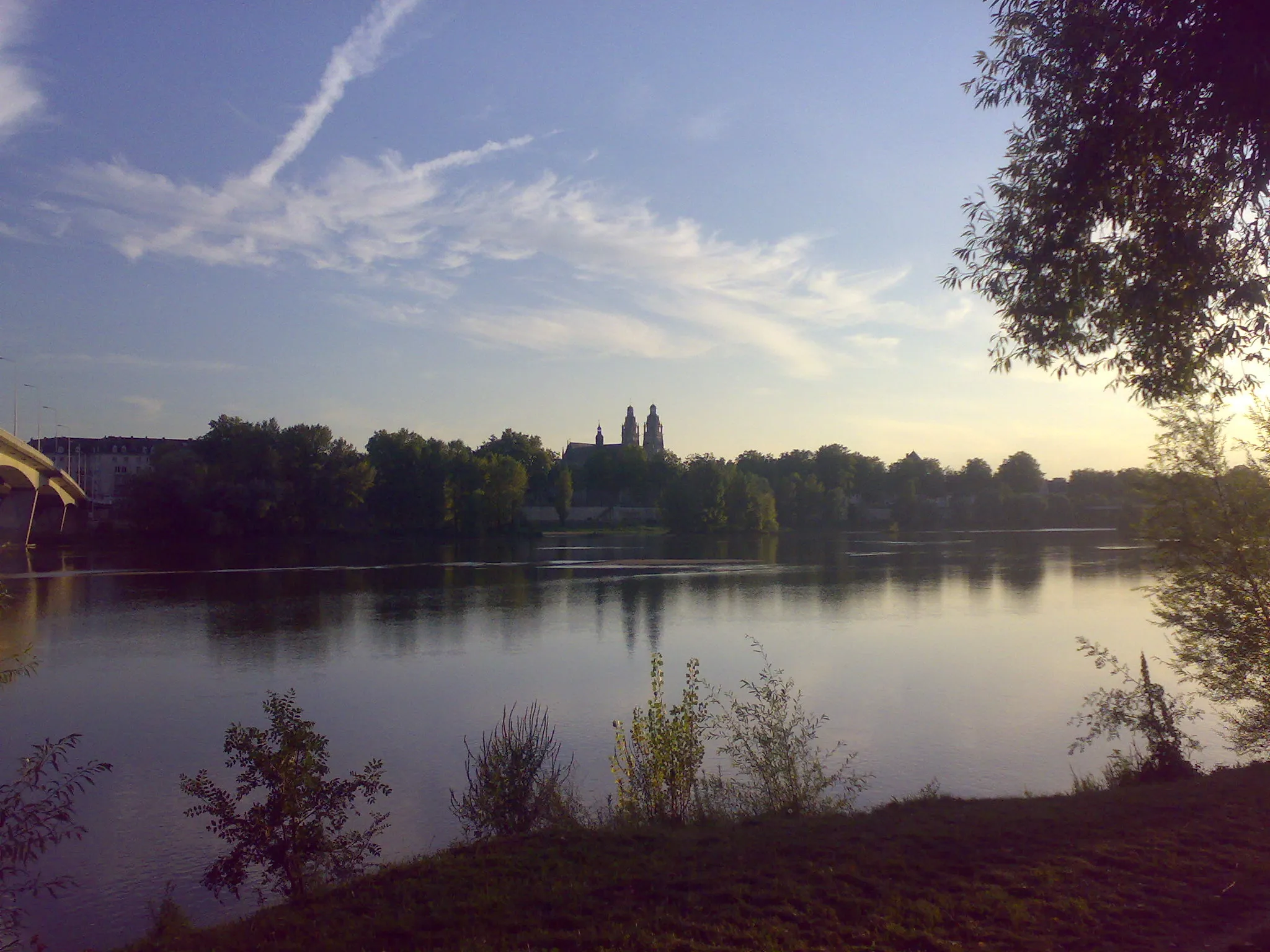 Photo showing: A view back towards central Tours from the north bank of the Loire River.