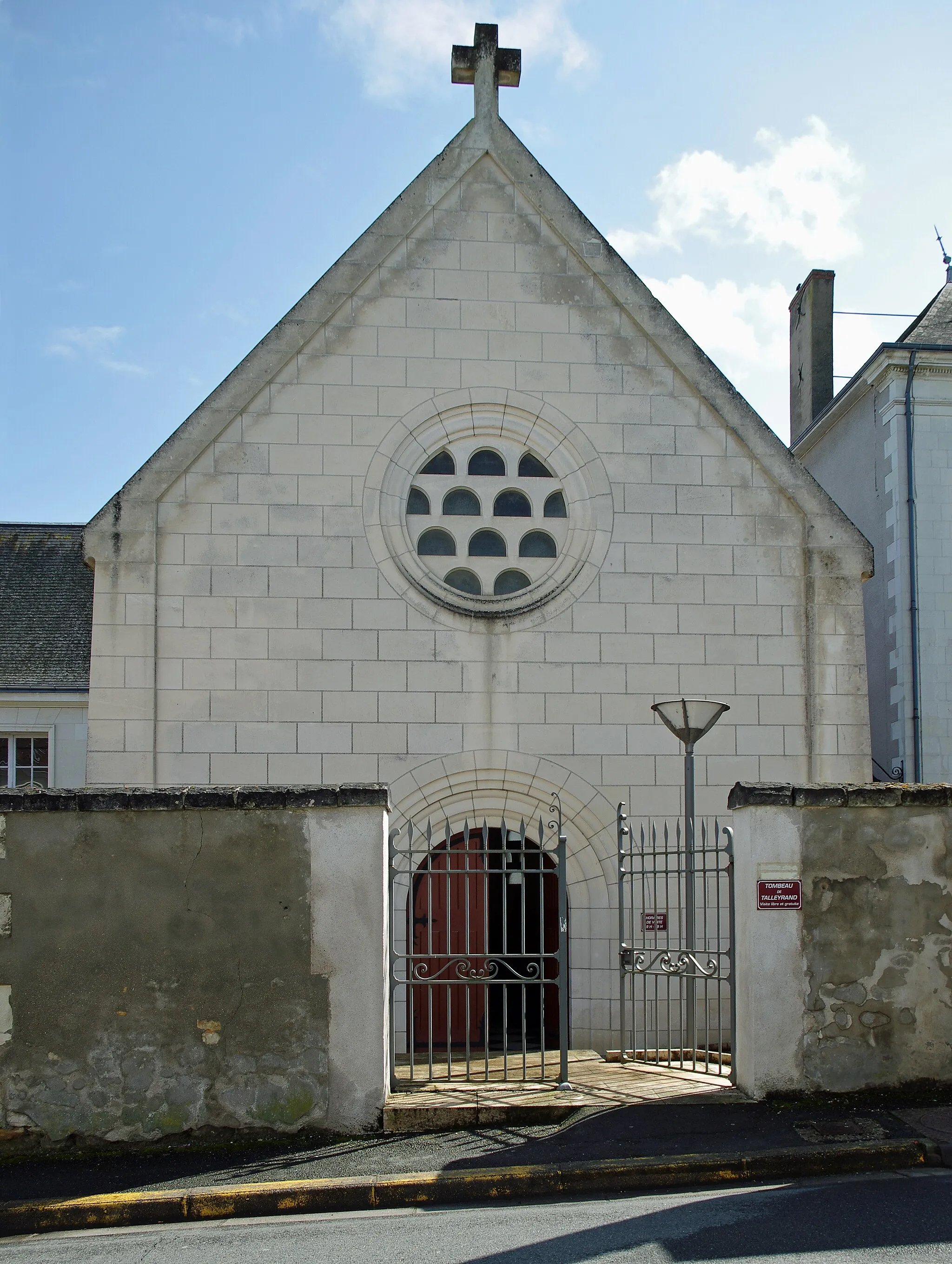 Photo showing: Valençay (Indre)
Chapelle Notre-Dame.
Tombeau de Talleyrand (Charles Maurice, prince de Talleyrand-Périgord).

Il nait à Paris, en février 1754, dans une famille de très vieille noblesse, les anciens comte du Périgord.
Rendu inapte à la carrière des armes par son infirmité congénitale (un pied-bot), il fut déchu de son droit d'aînesse par sa famille,  et contraint d'embrasser l'état ecclésiastique.
Il entre alors au séminaire de Saint-Sulpice en 1770, soutint sa thèse de théologie en 1774, fut ordonné prêtre en 1779 et vicaire général du diocèse de Reims la même année. De 1780 à 1785, il est agent général du clergé , c'est à dire gestionnaire de l'Eglise de France.
Évêque d'Autun en 1788, il fut élu député du clergé aux états généraux de 1789, et nommé membre du comité de la Constitution. Il rédige l'article 6 de la Déclaration des Droits de l'Homme et du Citoyen, lance le système métrique, et rédige le premier rapport sur l'école publique.
Il s'intéressait alors particulièrement aux questions financières et demanda, le 10 octobre 1789, la confiscation des biens du clergé pour améliorer l'état des finances. Lors de son discours devant l'Assemblée, il déclara notamment: «… le clergé n'est pas propriétaire à l'instar des autres propriétaires puisque les biens dont il jouit et dont il ne peut disposer ont été donnés non pour l'intérêt des personnes mais pour le service des fonctions.»
En 1790, il fut élu président de l'Assemblée. Le 14 juillet 1790, il célébra au Champ-de-Mars la messe de la fête de la Fédération, et, en décembre, prêta serment à la Constitution civile du clergé. Il démissionne de son diocèse en janvier 1791, mais, toujours évêque, il sacre les premiers évêques «jureurs».
Il est nommé agent diplomatique à Londres en février 1792. Mais, à la suite de la découverte de deux lettres compromettantes dans l'armoire de fer de Louis XVI, Talleyrand fut mis en accusation par la Convention le 5 décembre 1792, alors qu'il était encore en Grande-Bretagne. En avril 1793, il est inscrit sur la liste des émigrés.
Sommé de quitter la Grande-Bretagne au début de 1794, mais ne pouvant rentrer en France, il part pour les États-Unis, où il resta de 1794 à 1796.
En 1797, étant parvenu à faire rapporter le décret d'accusation contre lui et à faire rayer son nom de la liste des émigrés, Talleyrand revint à Paris où Barras le nommera ministre des Relations extérieures du Directoire.
Ayant acquit la faveur de Bonaparte, il l'aidera à préparer le coup d'État du 18 brumaire (9 novembre 1799), et retrouvera son poste de ministre sous le Consulat et au début de l'Empire.
Le 24 août 1802, Talleyrand écrit au ministre des finances : "L'état de nos rapports avec la Régence (d'Alger) exige que l'on montre aux juifs la meilleure bonne volonté possible". Les juifs en question sont deux israélites d'Alger, Busnach et Bacri, par l'intermédiaire desquels la France achète du blé d'Algérie, et ceci depuis 1793. Acheter, encore faut-il payer! Depuis le Directoire, puis le Consulat, le rêglement se fait attendre. Moyennant une solide commission, Talleyrand fera payer par le trésor 3 175 631 francs pour solde de la facture de 7 942 992 francs présentée par Bacri. Bacri ayant acheté beaucoup de biens en France, sur présentation des créances d'état, l'argent n'ira pas en Algérie. Le dey d'Alger lésé protestera diplomatiquement. Sous Charles X, le consul de France, Pierre Deval est convoqué par le dey pour tenter de règler l'affaire. Le 30 avril 1827, au cours d’une audience, irrité de voir que Deval ne fait rien pour faire avancer le dossier, le dey Hussein le congédie en le souffletant de son éventail. Cette altercation, présentée comme un incident diplomatique servira de prétexte au débarquement de Sidi Ferruch, point de départ de la conquête de l'Algérie.
En 1804, Talleyrand fut mêlé à l'enlèvement du duc d'Enghien. Le 10 mars, Bonaparte réunit son conseil aux Tuileries et à l'instigation de Talleyrand, ministre des Relations Extérieures, et de Fouché, ministre de la police, il se laisse convaincre d'arrêter le duc d'Enghien pour faire un exemple et prouver l'impossibilité du retour d'un Bourbon. «C'est Talleyrand qui m'a décidé à arrêter le duc d'Enghien auquel je ne pensais pas», écrira plus tard l'Empereur. Au deuxième Consul Cambacérès, qui émet des réserves, mais avait autrefois voté la mort de Louis XVI, il lance : «Vous êtes bien avare, aujourd'hui, du sang des Bourbon !».  Dans la nuit du 20 au 21 mars 1804, à deux heures du matin, le duc d'Enghien, âgé de 32 ans, est fusillé dans les fossés du château de Vincennes.
Ayant alors la confiance de l'Empereur, qui le fera grand chambellan (1804) et prince de Bénévent (1806), Talleyrand négocia d'importants traités, tels ceux de Presbourg ou de Tilsit. Cependant, inquiet de la démesure napoléonienne, Talleyrand ne voulant pas être "le boureau de l'Europe" (Sainte-Beuve), abandonne son portefeuille des relations extérieures en août 1807 pour le poste de vice-Grand Electeur.
Napoléon le chargea encore de recevoir, dans son château de Valençay, les princes espagnols prisonniers (1808-1814). Il mena alors un double jeu qui lui valut d'être disgracié et de perdre sa fonction de grand chambellan (1809).
En 1813, Talleyrand refuse de revenir aux Relations extérieures, ainsi que le lui demandait l'Empereur.
Le 1er avril 1814, il fut élu président du gouvernement provisoire par les sénateurs et signa la convention d'armistice avec les Alliés.
Il fut l'un des principaux artisans du retour des Bourbons et son poste de ministre lui fut rendu en mai 1814. Le 30 mai il signe le traité de Paris.
Louis XVIII l'envoie défendre les intérêts français au congrès de Vienne. Grâce à son habileté diplomatique, jetant notamment la division parmi les Alliés, il réussit à obtenir pour la France des conditions inespérées.
En 1815, sous la seconde Restauration, il est président du Conseil pendant quelques mois, mais il doit se retirer sous la pression des ultras, et passe dans l'opposition libérale. Il retrouve en compensation la charge de grand Chambellan.
À la révolution de 1830, il se prononce en faveur de la maison d'Orléans, et contribua ainsi à l'instauration de la monarchie de Juillet. Louis-Philippe le nommera ambassadeur à Londres, poste qu'il occupera de 1830 à 1834: Il participe alors à la création de la Belgique neutre et indépendante.
De 1834 à 1838, soigné par la duchesse de Dino, il n'est présent qu'à quelques cérémonies officielles.
Le matin de sa mort, le 17 mai 1838, il se réconcilie avec l'Église qui l'avait rendu à l'état laïc en 1802. A 8 h, Louis Philippe luis rend visite une dernière fois. Talleyrand s'éteint à 15 h 35 à Paris.
Après des funérailles officielles dans la capitale le 22 mai 1838, Talleyrand est inhumé le 5 septembre 1838 dans la crypte de la chapelle Saint-Maurice, aujourd'hui Notre-Dame. Depuis 2010, sa dépouille repose dans le sarcophage placé dans le chœur de la chapelle.
Ses Mémoires seront publiés en 1891-1892.

(Voir panneau explicatif sur place.)

histoiresdefrance.wordpress.com/2015/02/16/qui-eut-intere...