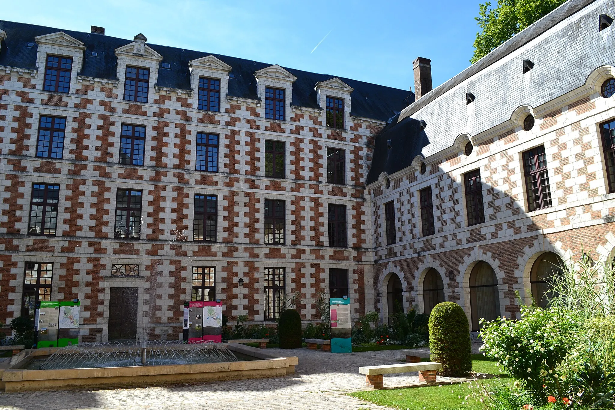 Photo showing: This building is en partie classé, en partie inscrit au titre des monuments historiques de la France. It is indexed in the base Mérimée, a database of architectural heritage maintained by the French Ministry of Culture, under the reference PA00098642 .