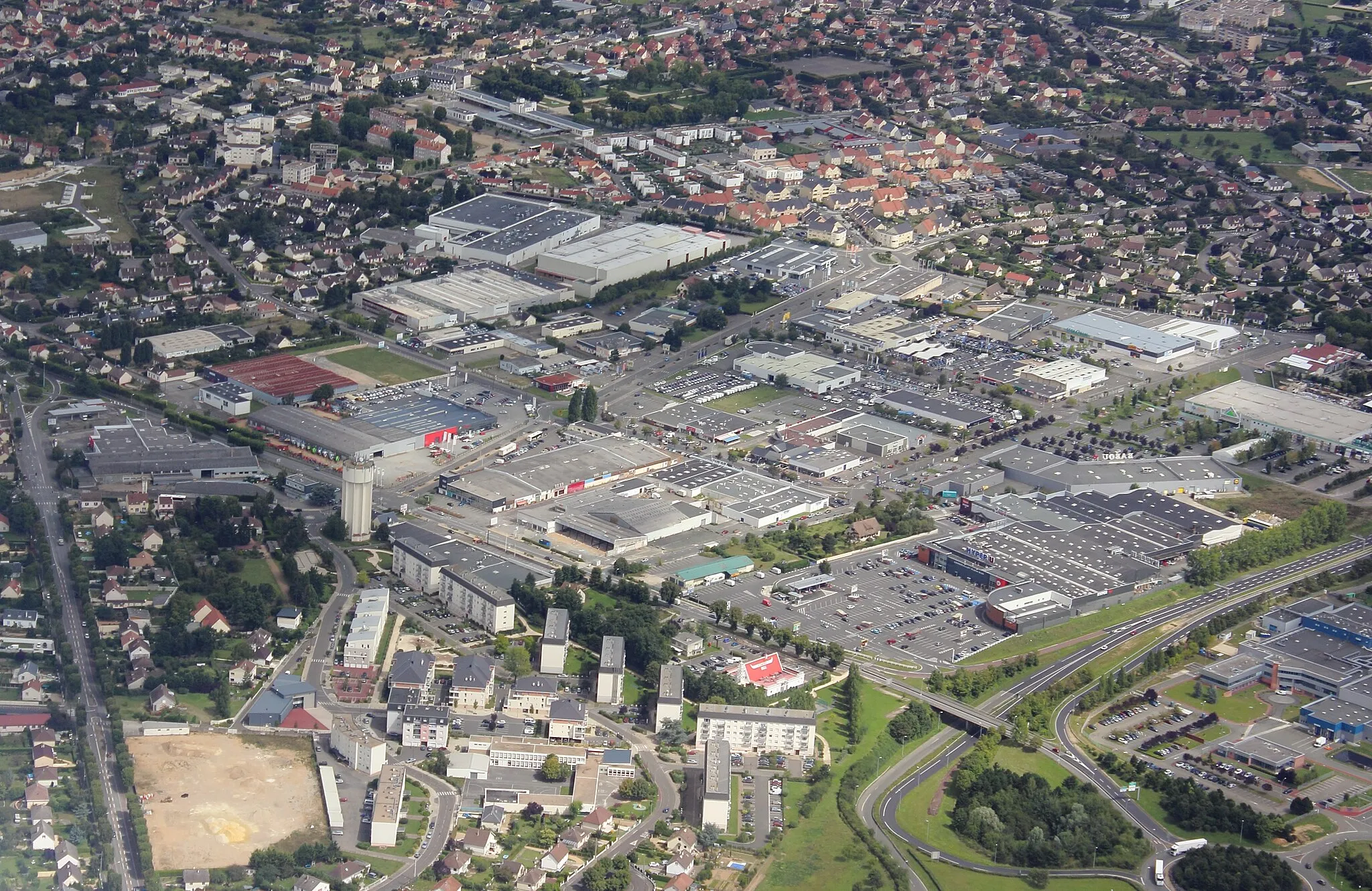 Photo showing: Vue aérienne du centre commercial Vernouillet Plein Sud