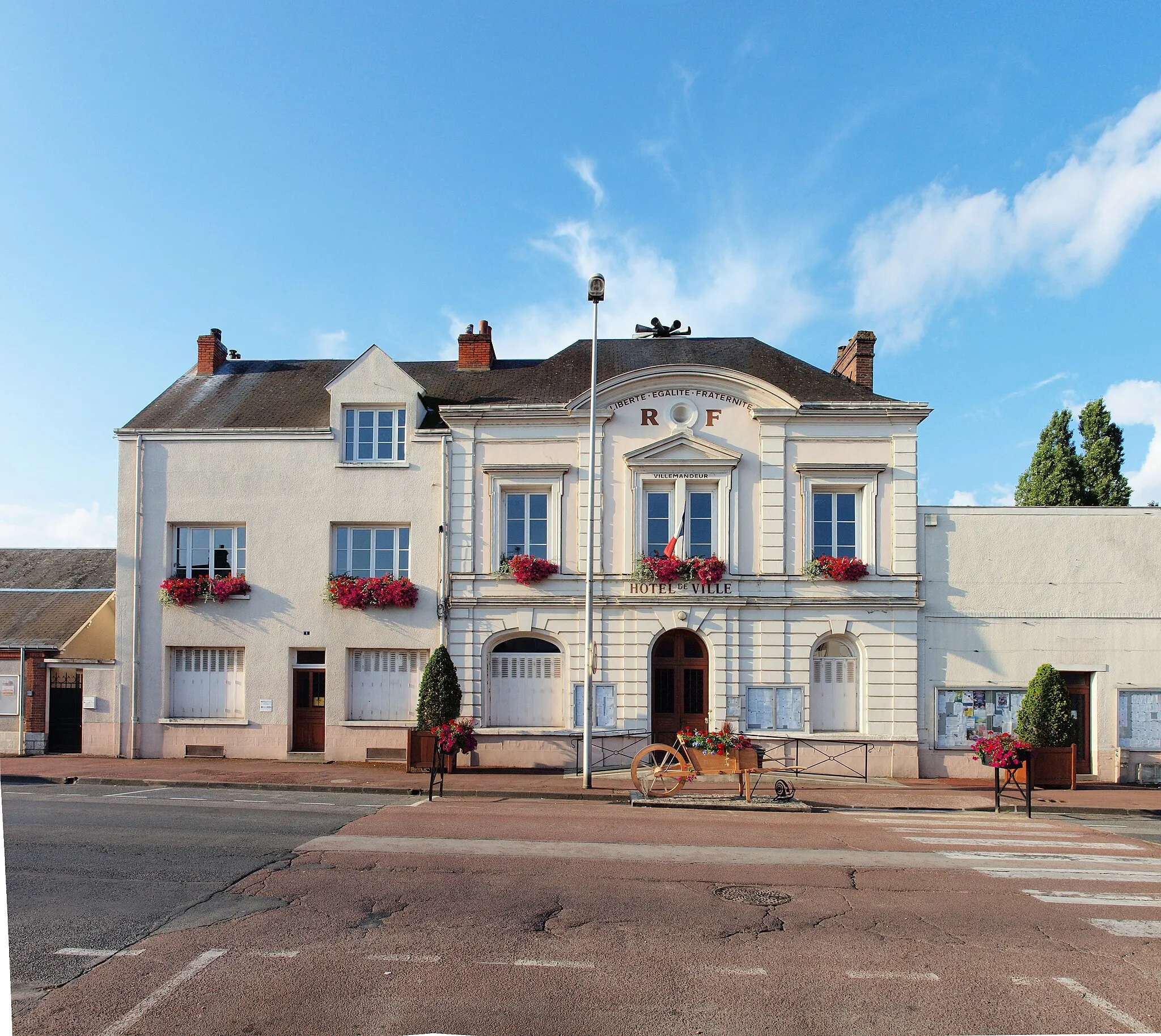 Photo showing: Mairie de Villemandeur (Loiret, France) ; image obtenue par un "panorama" de 3 photos "4:3 portrait".