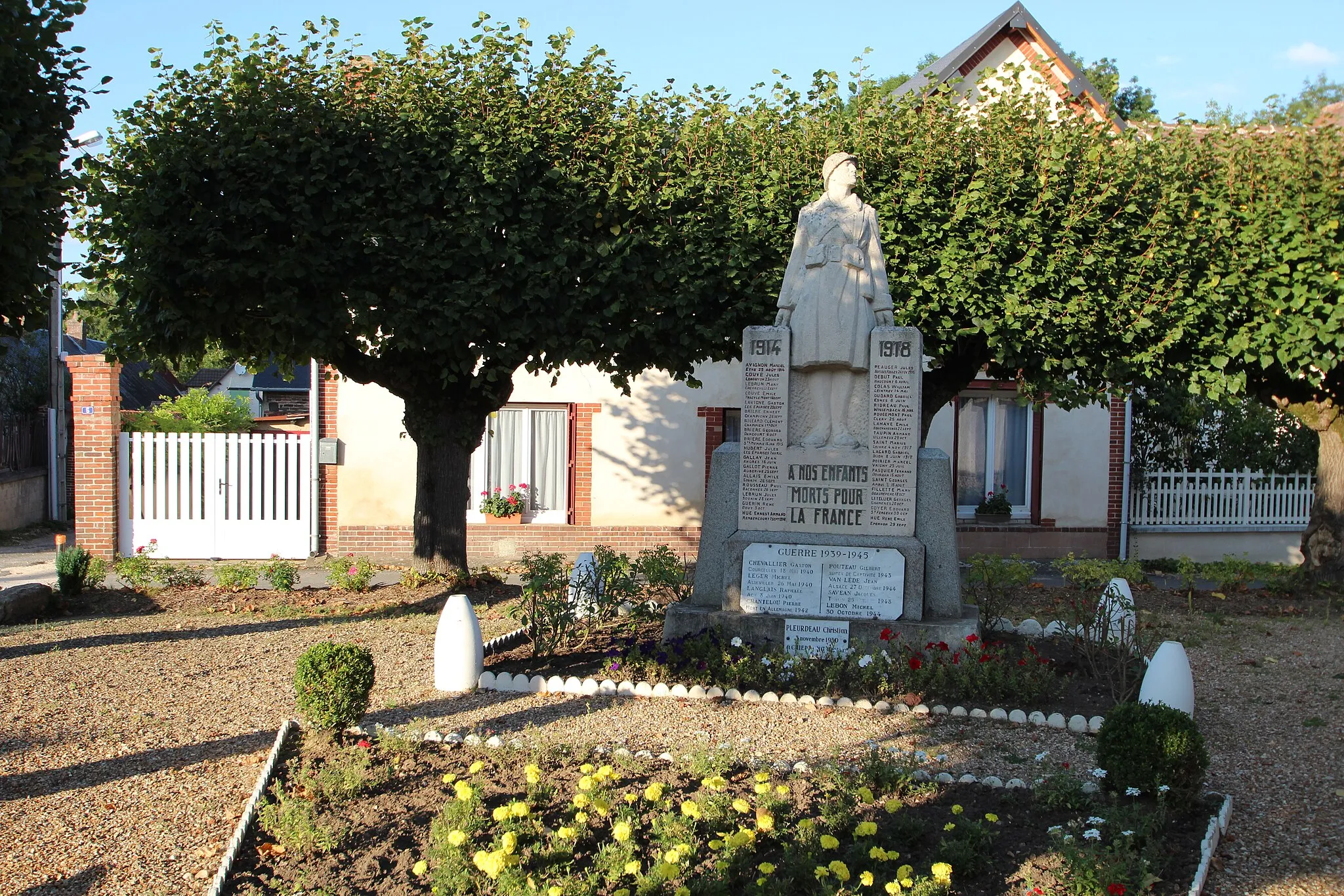 Photo showing: War memorial of Villemeux-sur-Eure, France.