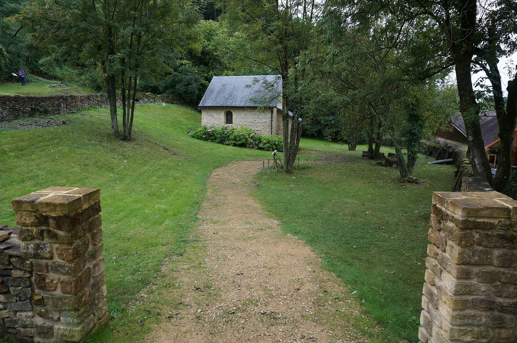 Photo showing: Chapelle dédiée à Quentin et son cimetière à Aiglemont .