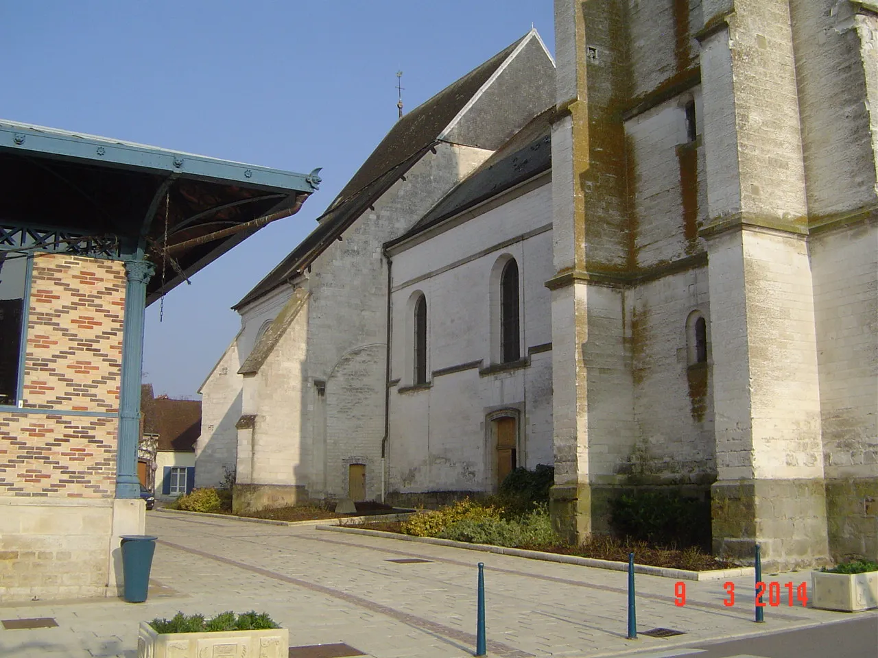 Photo showing: Aix-en-Othe - L'église, la halle et le monument aux morts