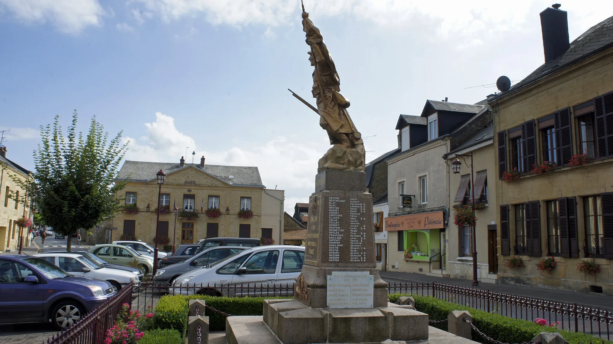 Photo showing: Vue de la Mairie qui habrite la Poste et du monument aux morts.