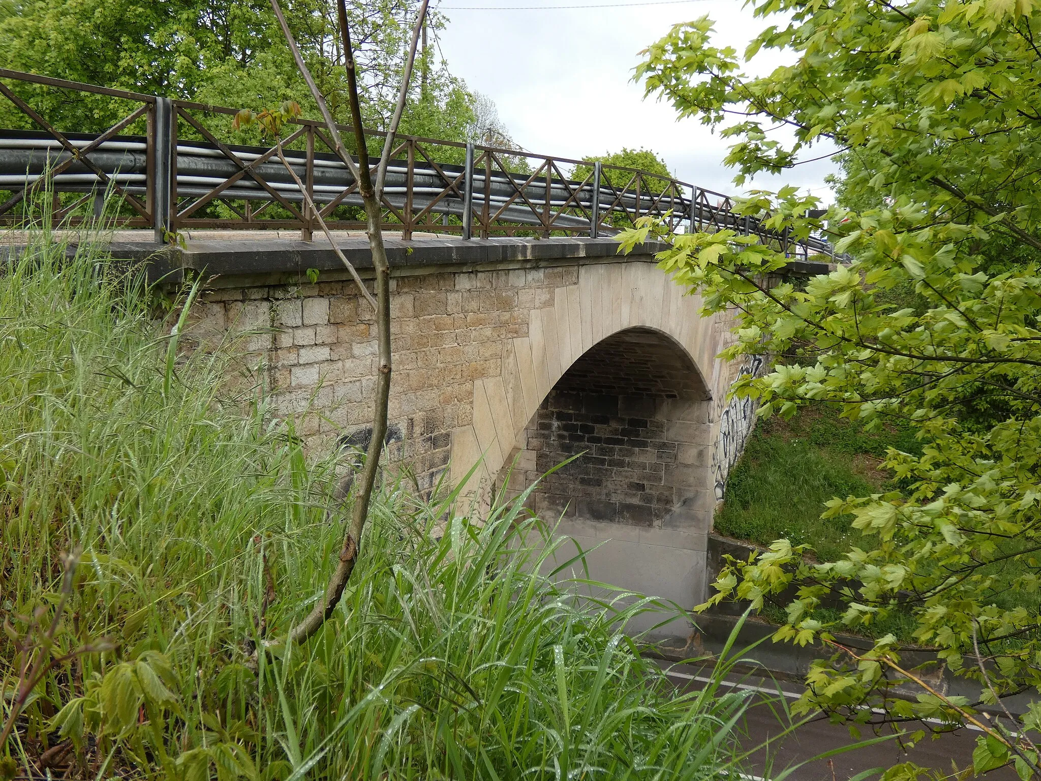 Photo showing: Pont sur la D610 à Bréviandes. Franchissait à l'origine le canal de la Haute-Seine. 10450 Bréviandes.