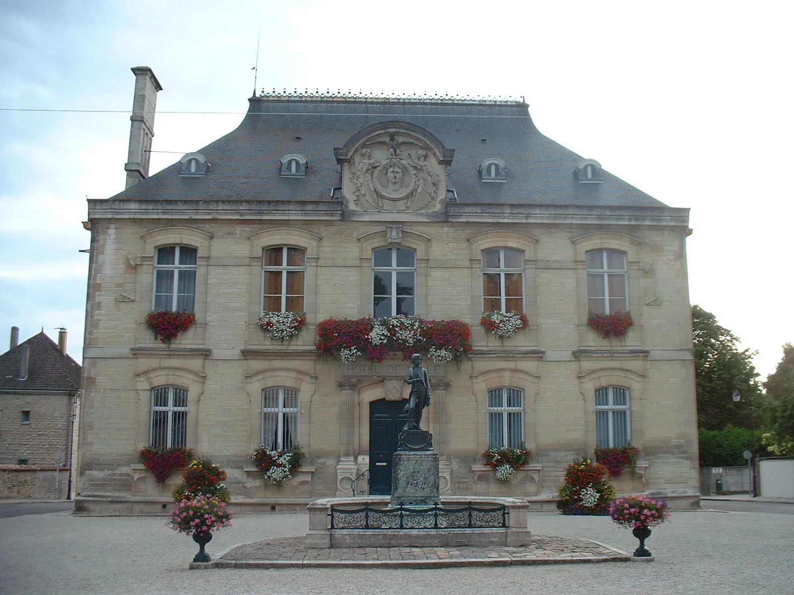 Photo showing: Vue de la mairie avec la statue de Bonaparte enfant