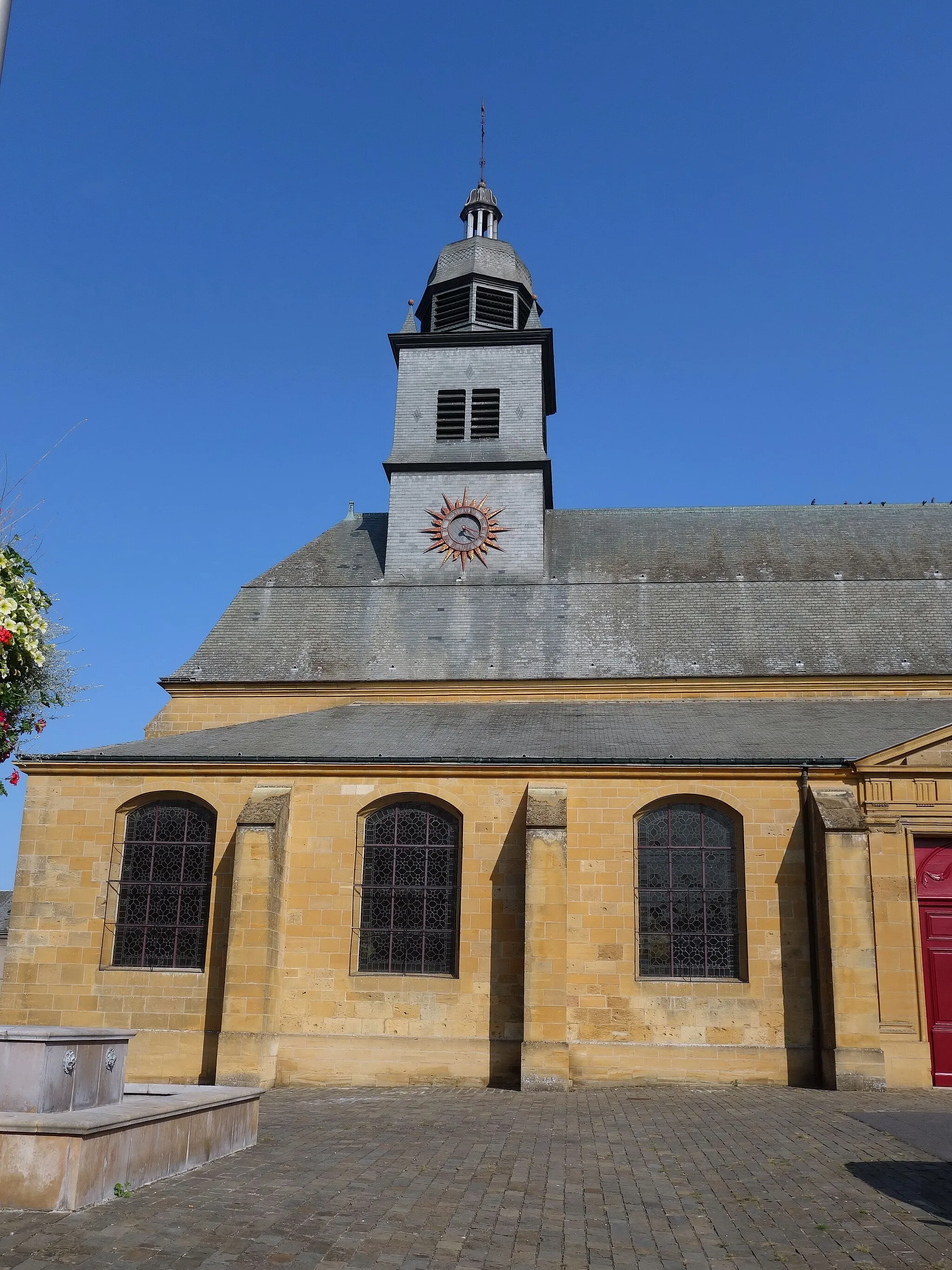 Photo showing: Carignan (France - département des Ardennes) — Église Notre-Dame ; ancienne collégiale. XIIe ;  XVIe ; XVIIe & XXe siècle.