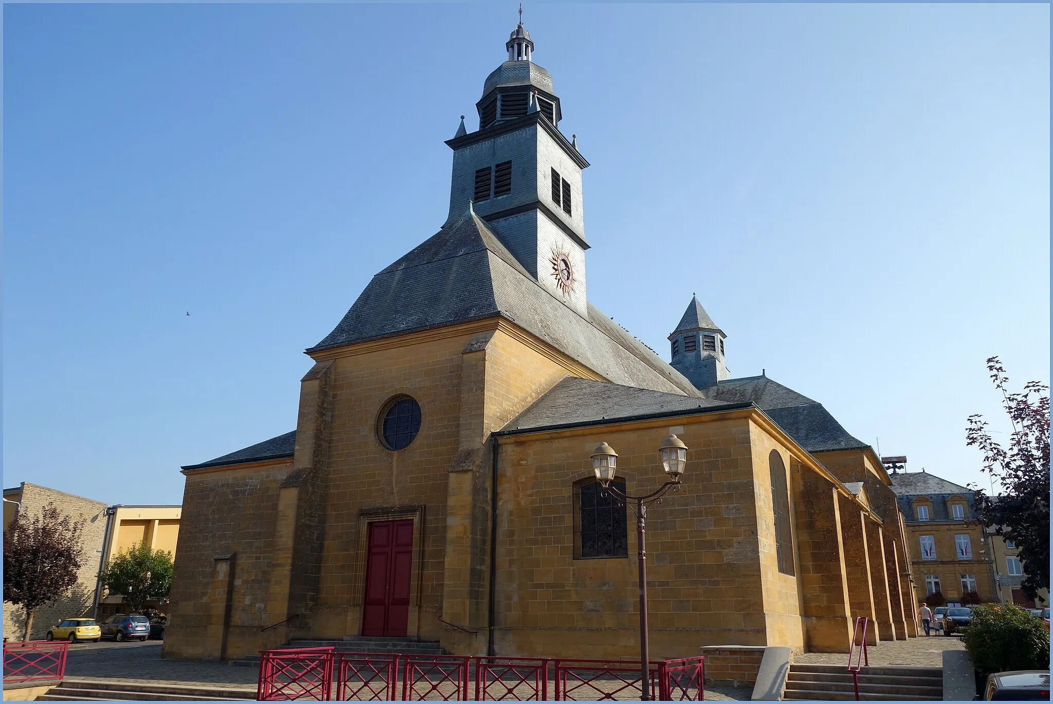 Photo showing: Carignan (France - département des Ardennes) — Église Notre-Dame ; ancienne Collégiale. XIIe ;  XVIe ; XVIIe & XXe siècle.