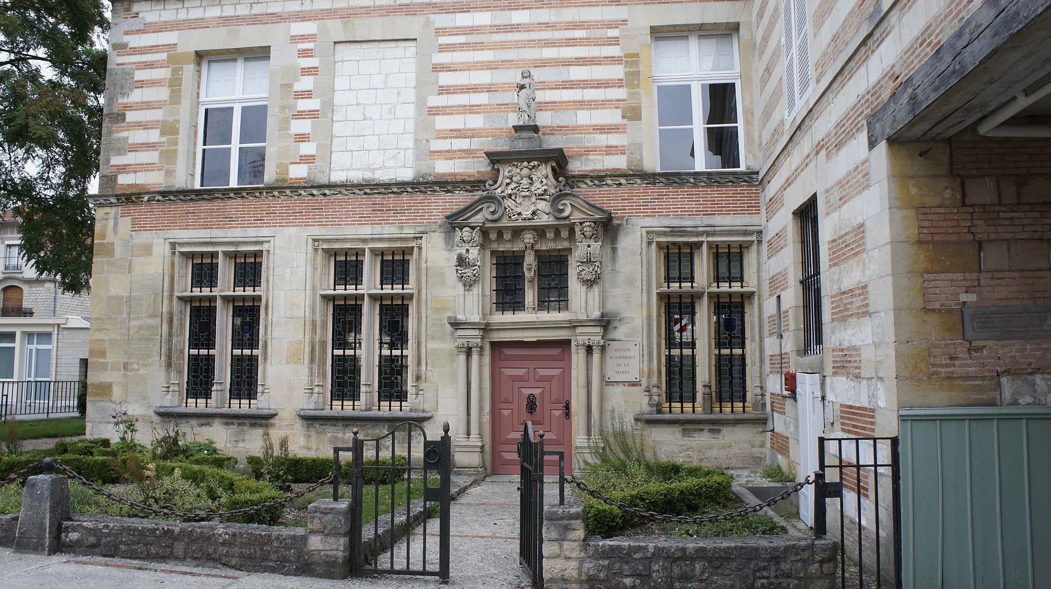 Photo showing: Entrée de l'association d'archéologie de Châlons au rez-de-chaussé du musée Garinet.