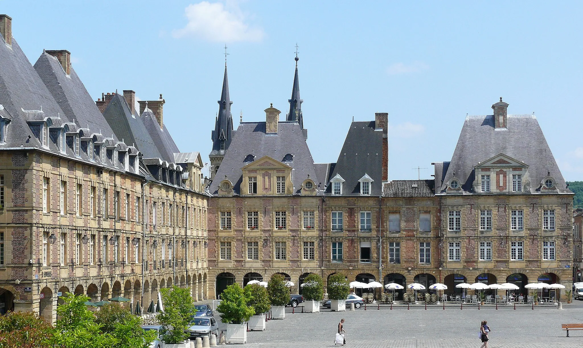 Photo showing: The Place ducale is the most important square of Charleville-Mezières. It was constructed in 1606 by Clément Métezeau.
Charleville Mezières is a French town in the département des Ardennes and the region Champagne-Ardenne.