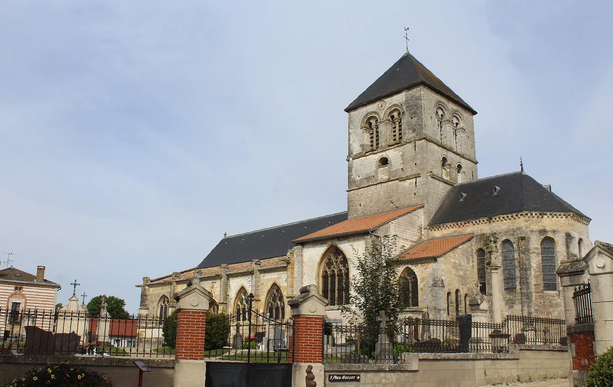 Photo showing: This building is inscrit au titre des monuments historiques de la France. It is indexed in the base Mérimée, a database of architectural heritage maintained by the French Ministry of Culture, under the reference PA00078682 .