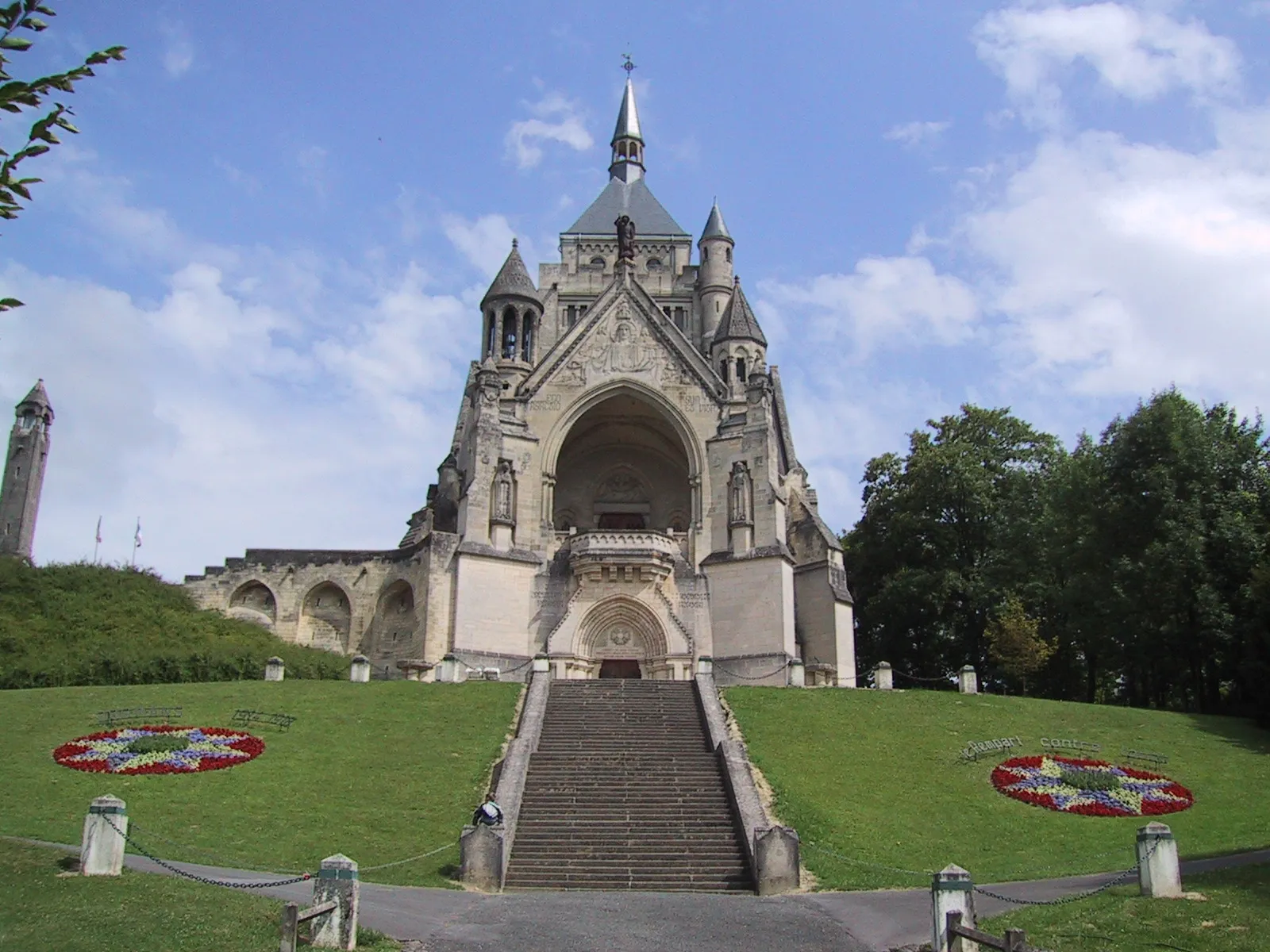 Photo showing: Chapelle de fr:Dormans, mémorial des batailles de la Marne, avec la fr:lanterne des morts sur la gauche.