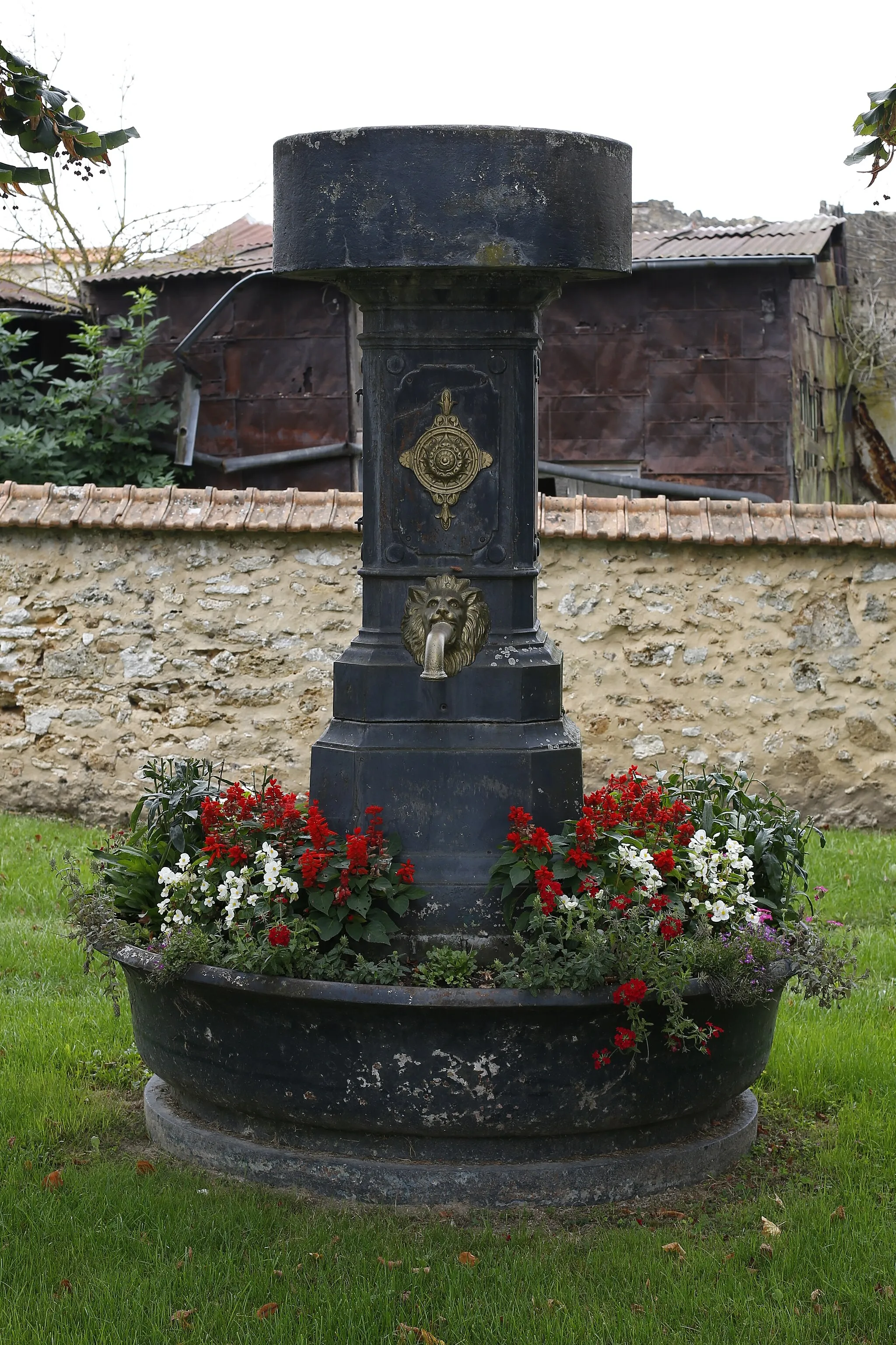 Photo showing: Fontaine située place des Tilleuls à Esternay.