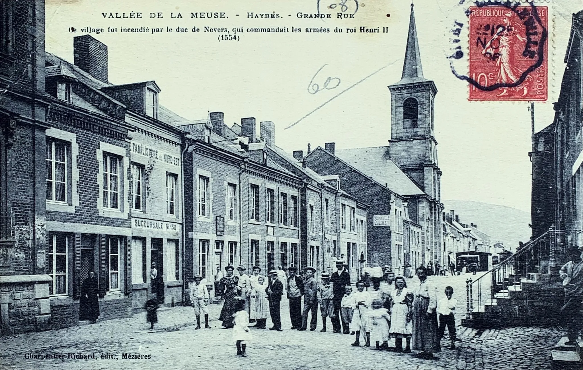 Photo showing: Grand rue de Haybes avant la 1ère guerre mondiale avec la présence de l’hôtel de ville (bord gauche de la photo) et de l’église avant sa destruction. L’Hotel de Ville actuel est situé à l’emplacement de l’ancienne église.