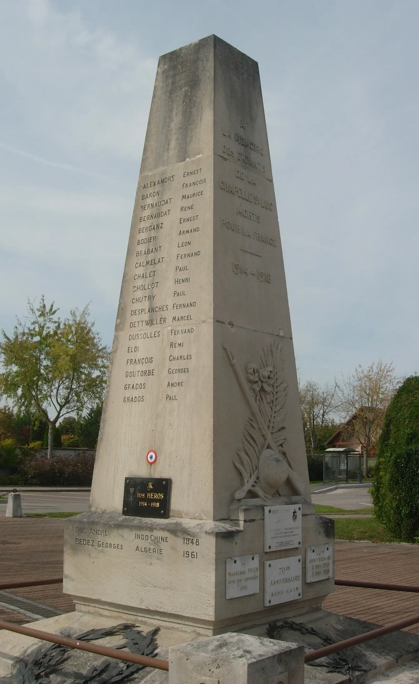 Photo showing: Monument aux morts de La Chapelle-Saint-Luc