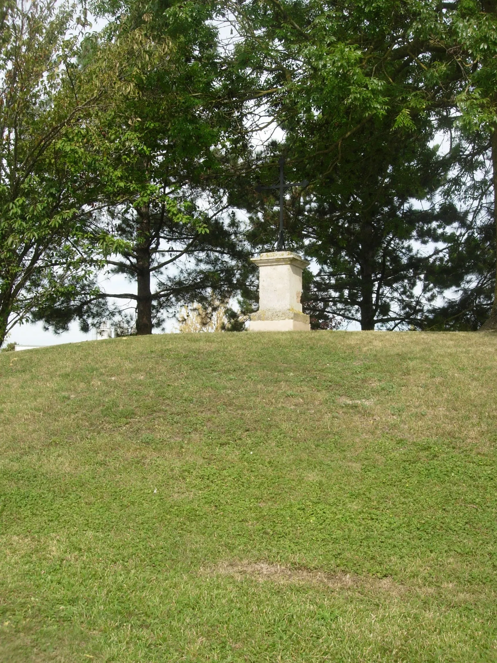 Photo showing: La Croix La Beigne construite sur un tumulus à Sainte-Savine - Classé monument historique