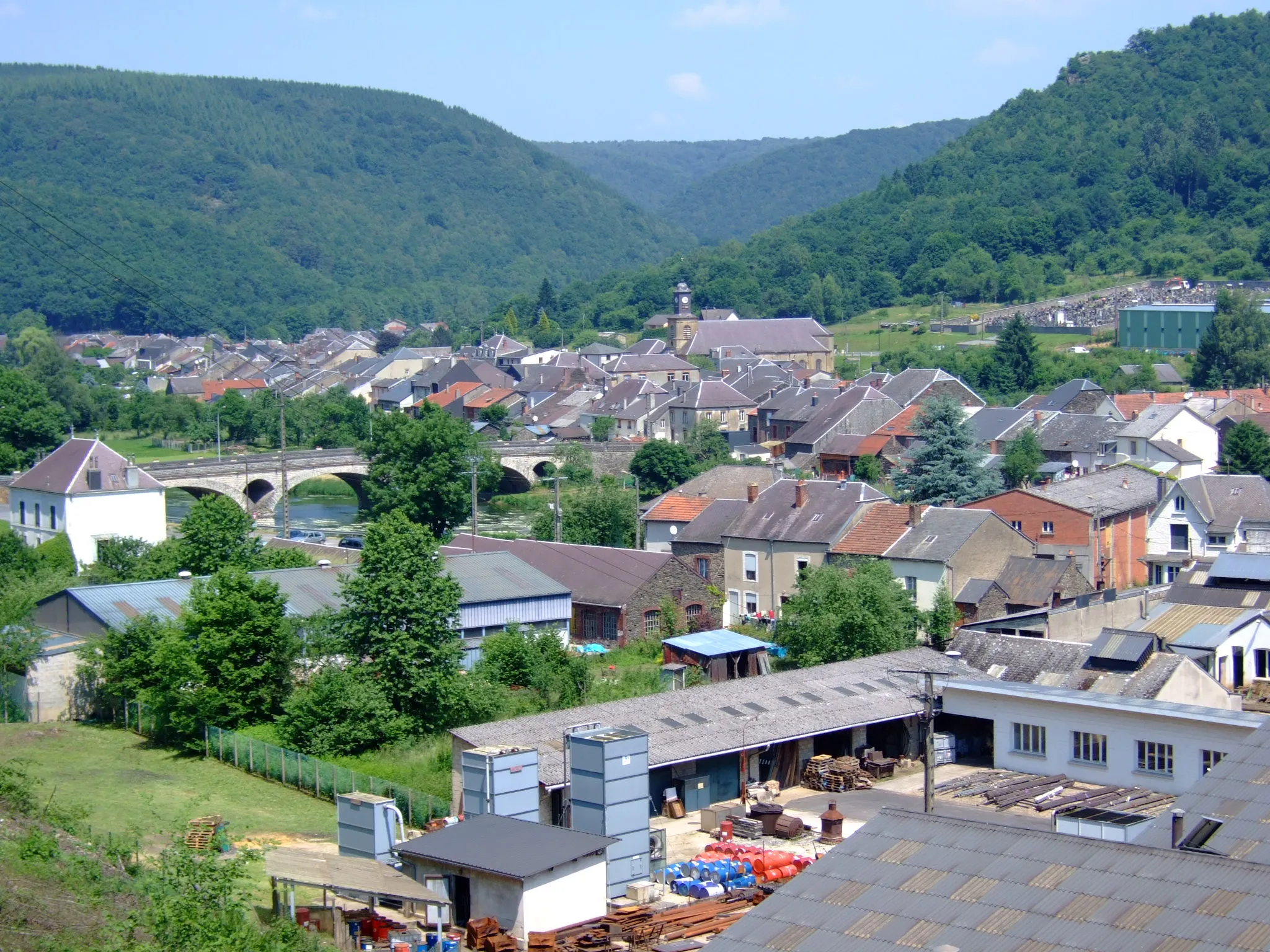 Photo showing: Le village des Hautes-Rivières avec les établissements Raymond Barré au premier plan