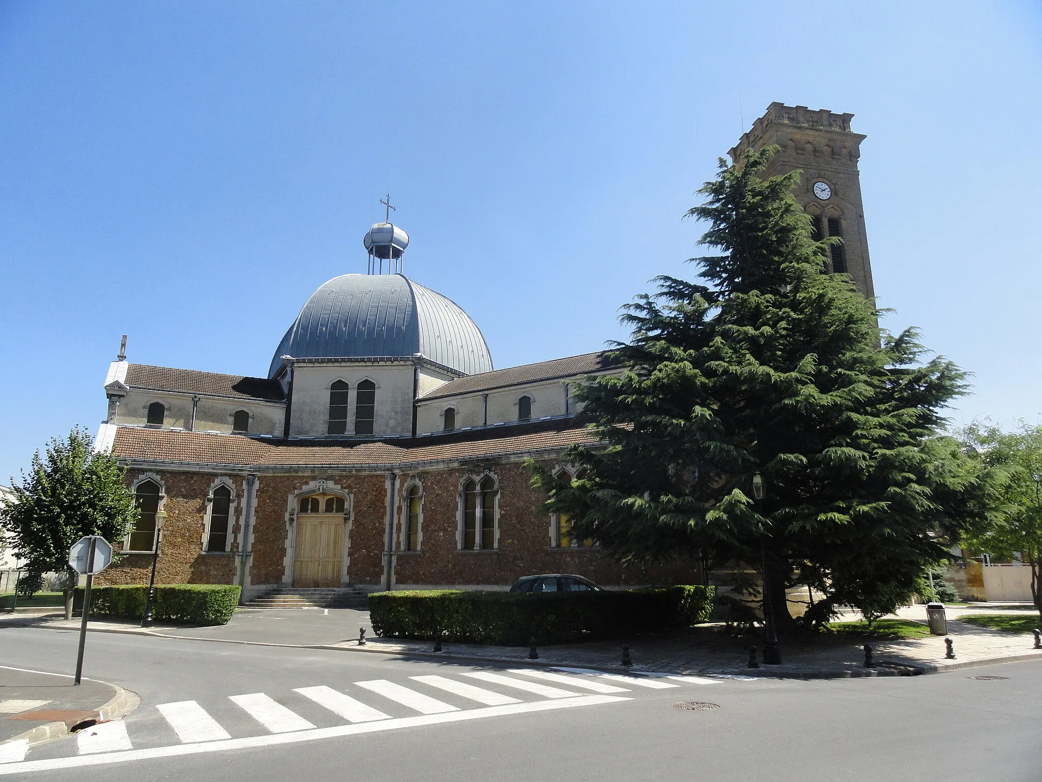 Photo showing: Vue de côté de l'église Sainte-Marie de Magenta (Marne).