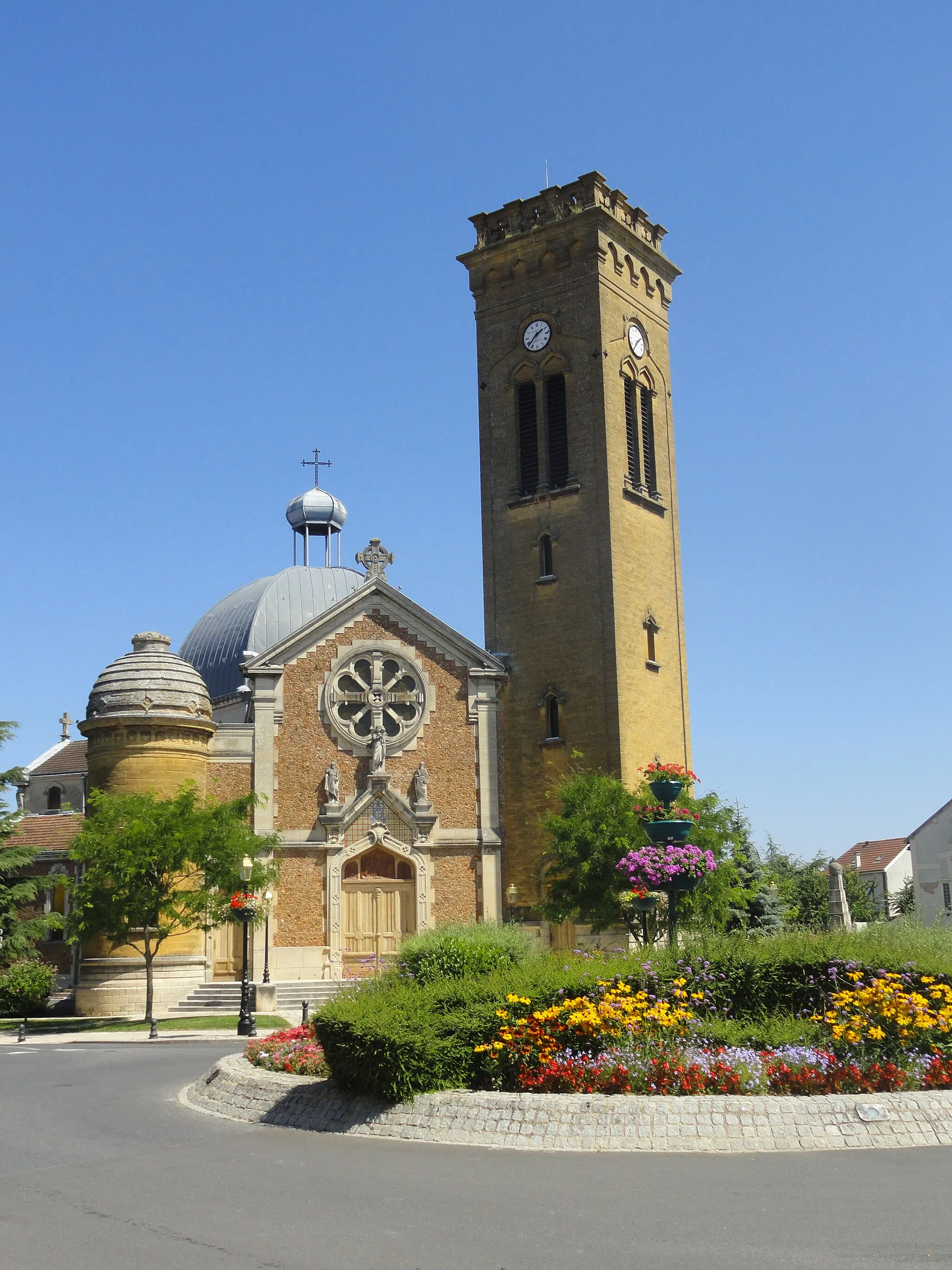 Photo showing: Façade de l'église Sainte-Marie de Magenta;