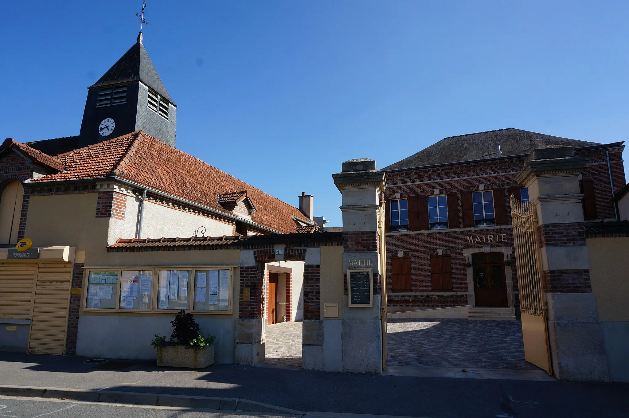 Photo showing: La Mairie la Poste et l'église du village.