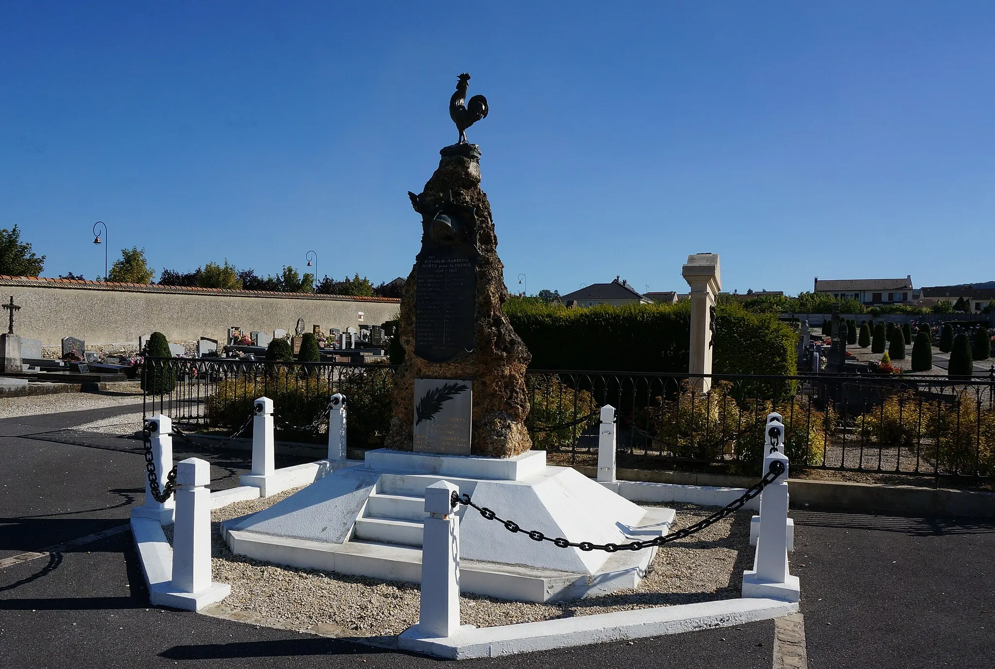 Photo showing: le monument aux morts dans le cimetière.
