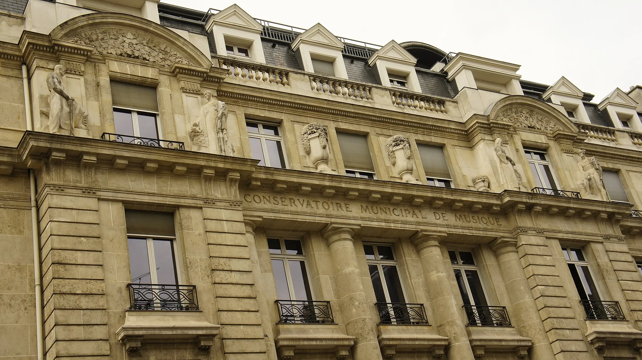 Photo showing: exemples d'art déco en façade à Reims. Rue de Carnot, ancien conservatoire de musique .