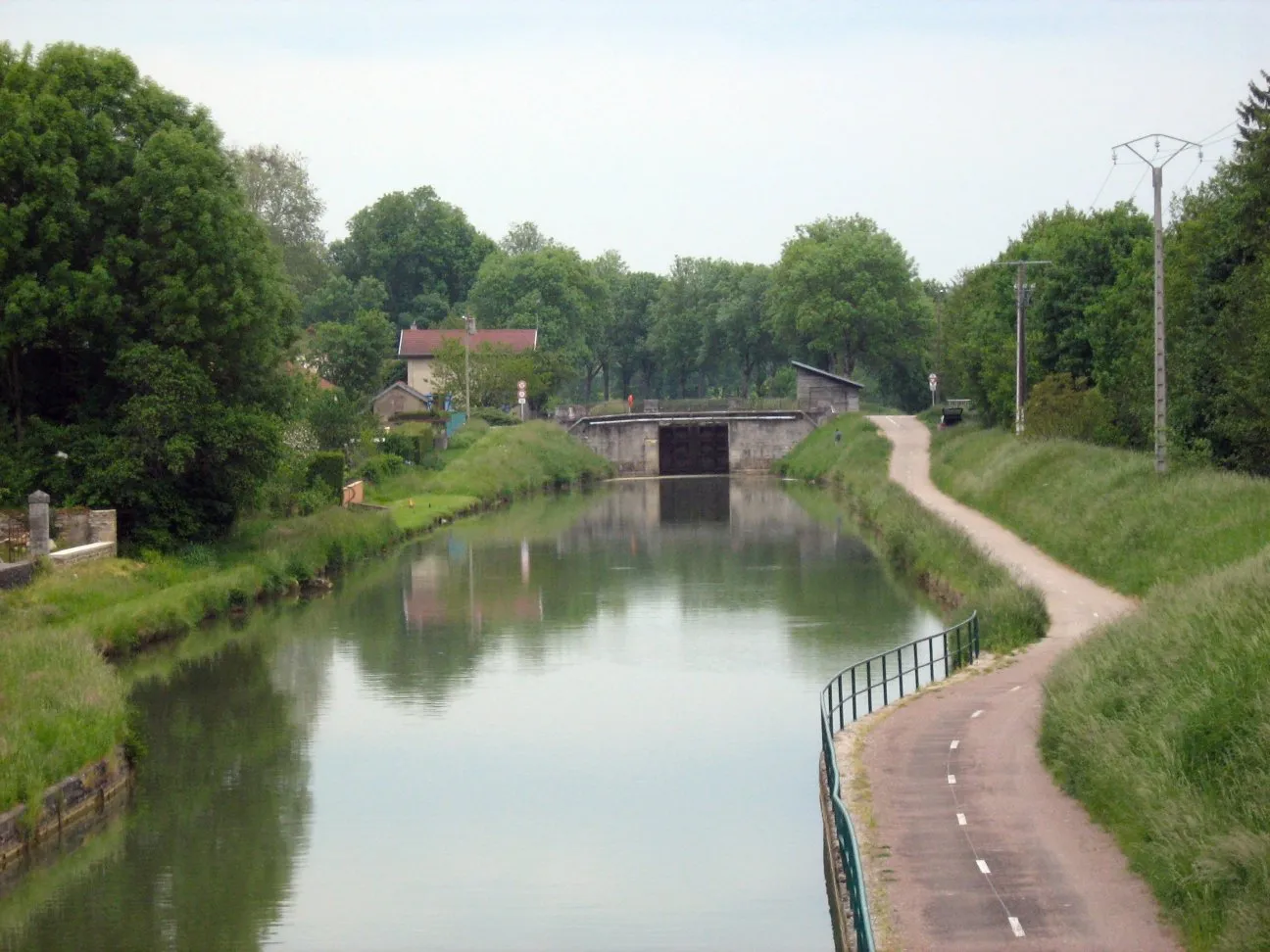 Photo showing: Schleuse 9 in Rolampont, am Canal de la Marne à la Saône
