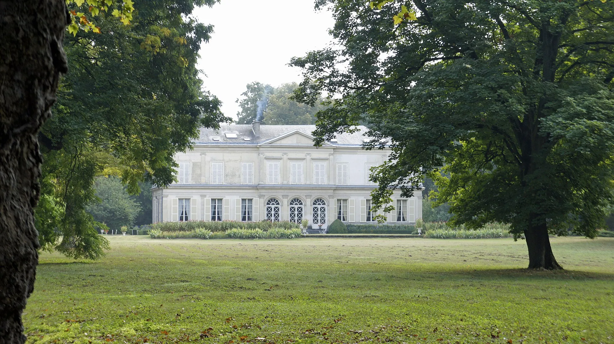 Photo showing: Vue de la façade du château depuis le parc.