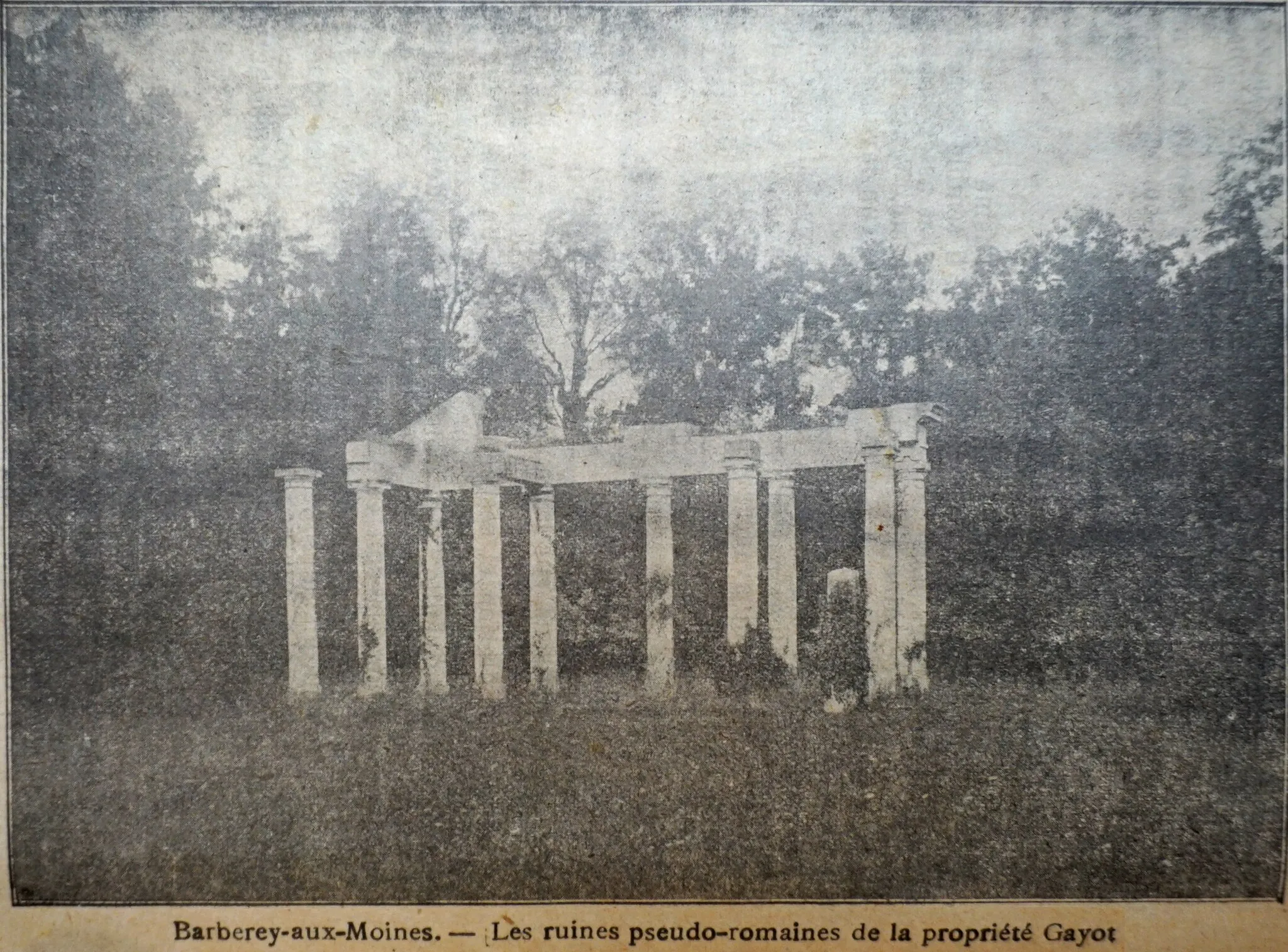 Photo showing: fausses ruines de la maison Guyot.