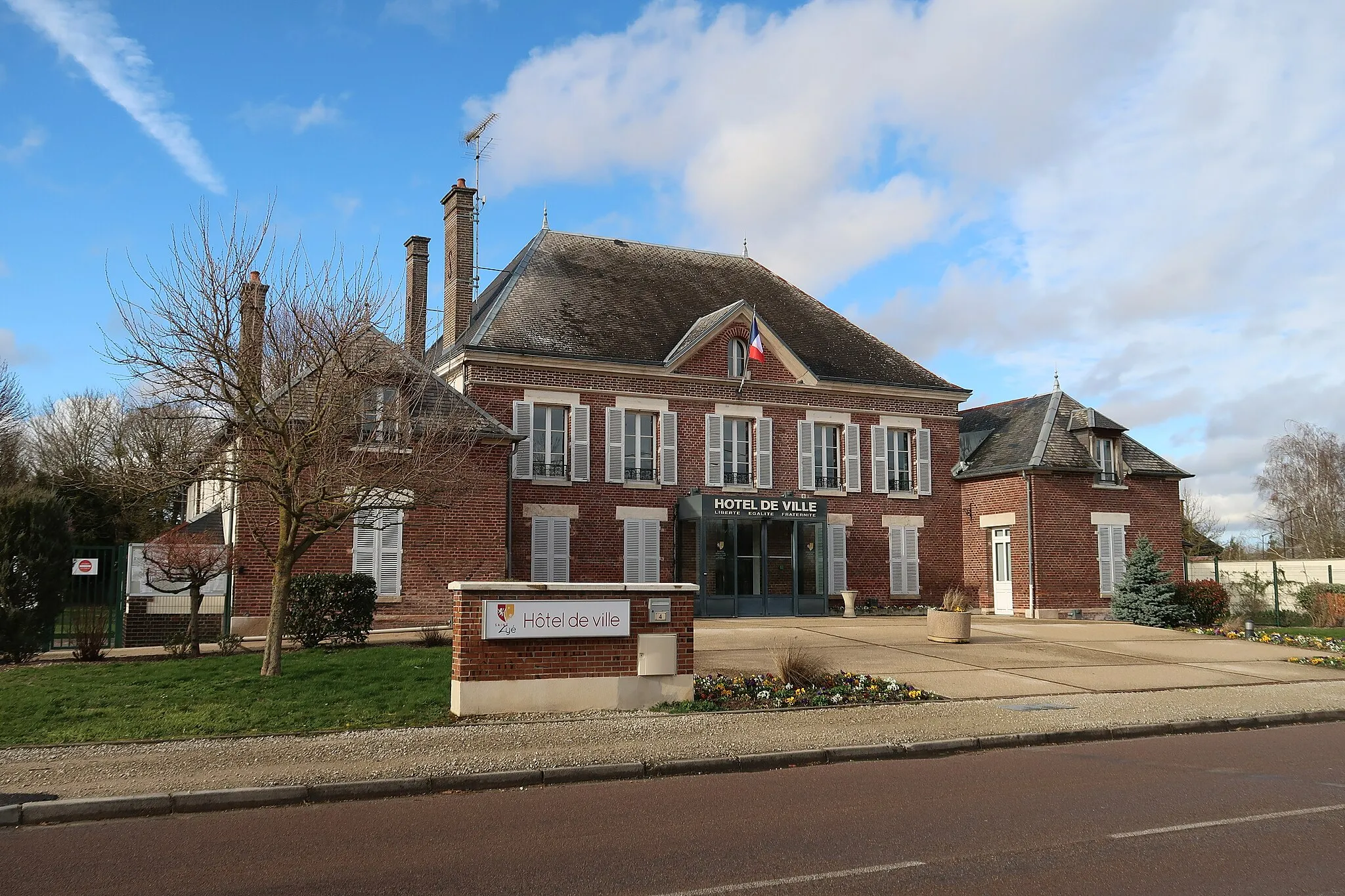 Photo showing: Saint-Lyé, mairie