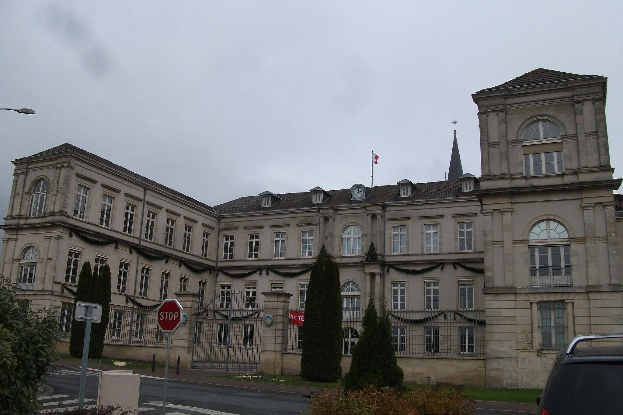 Photo showing: vue de la Mairie de st-Memmie ancien petit séminaire.