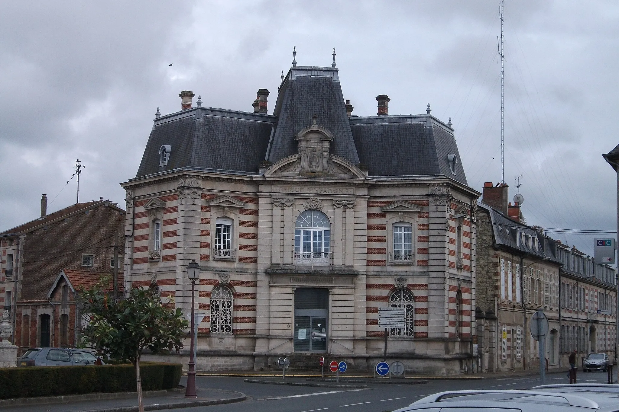 Photo showing: Sainte-Ménehould, place Leclerc, ancienne Caisse d'épargne.