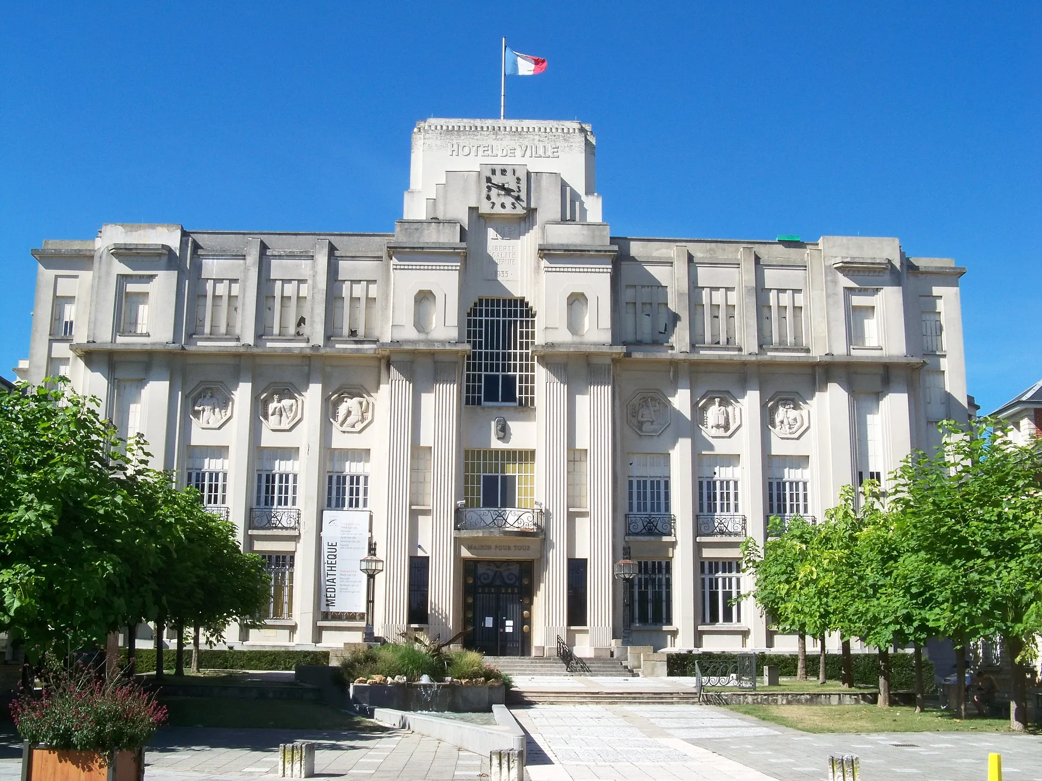 Photo showing: This building is indexed in the base Mérimée, a database of architectural heritage maintained by the French Ministry of Culture, under the reference PA10000024 .