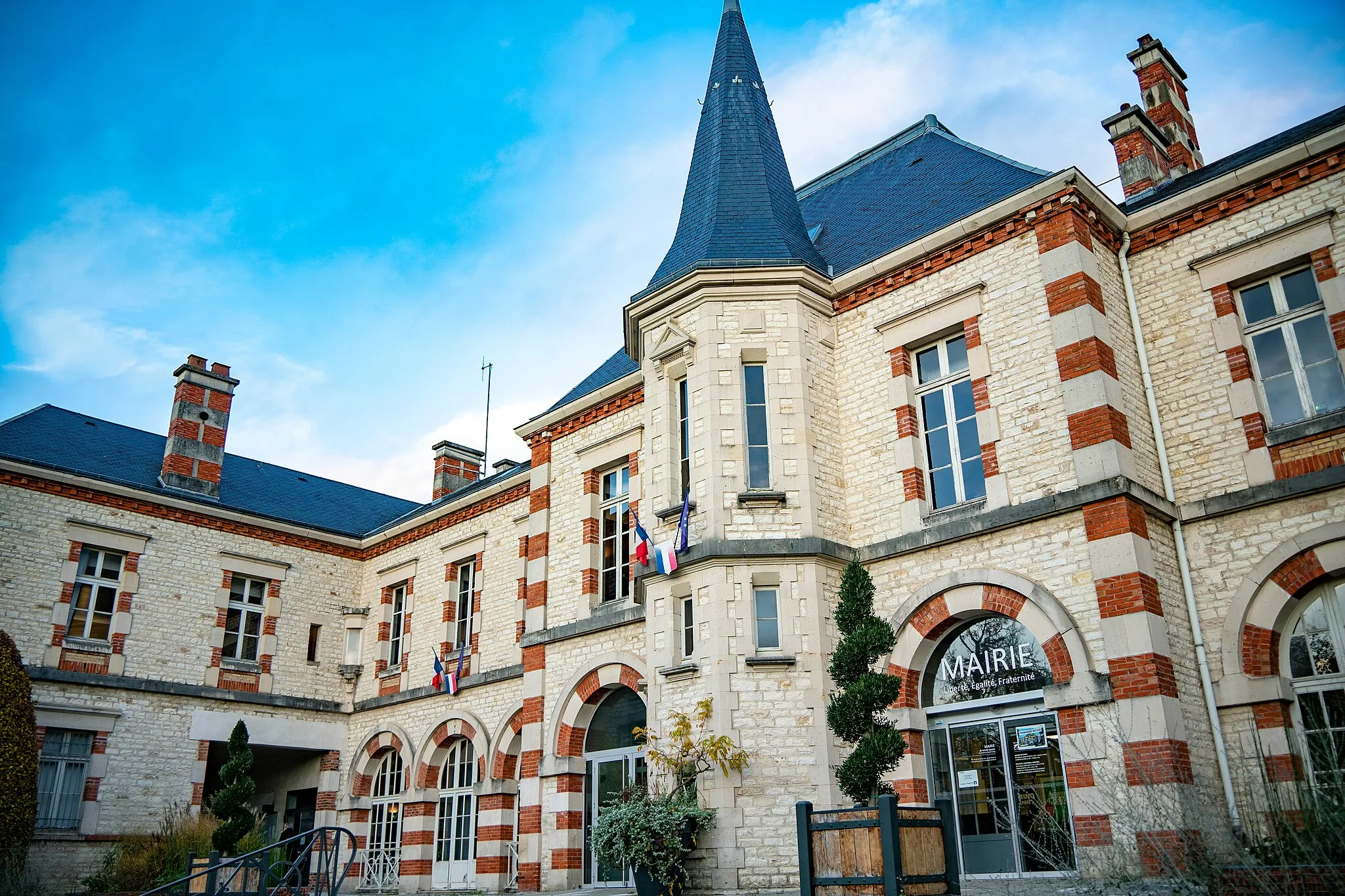 Photo showing: Façade de la mairie - autre vue