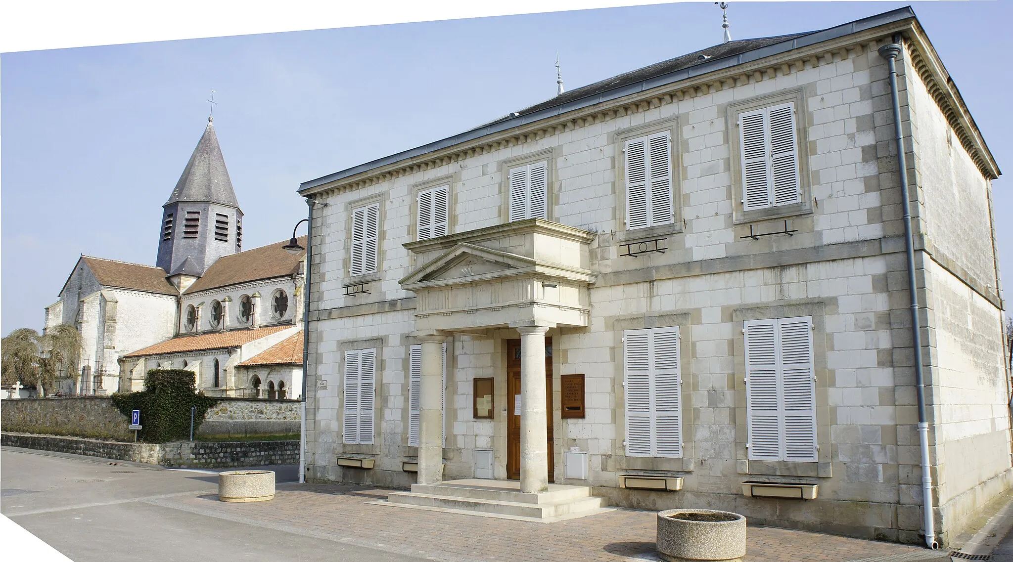 Photo showing: La Mairie, le cimetière et l'église de Sarry (Marne).
