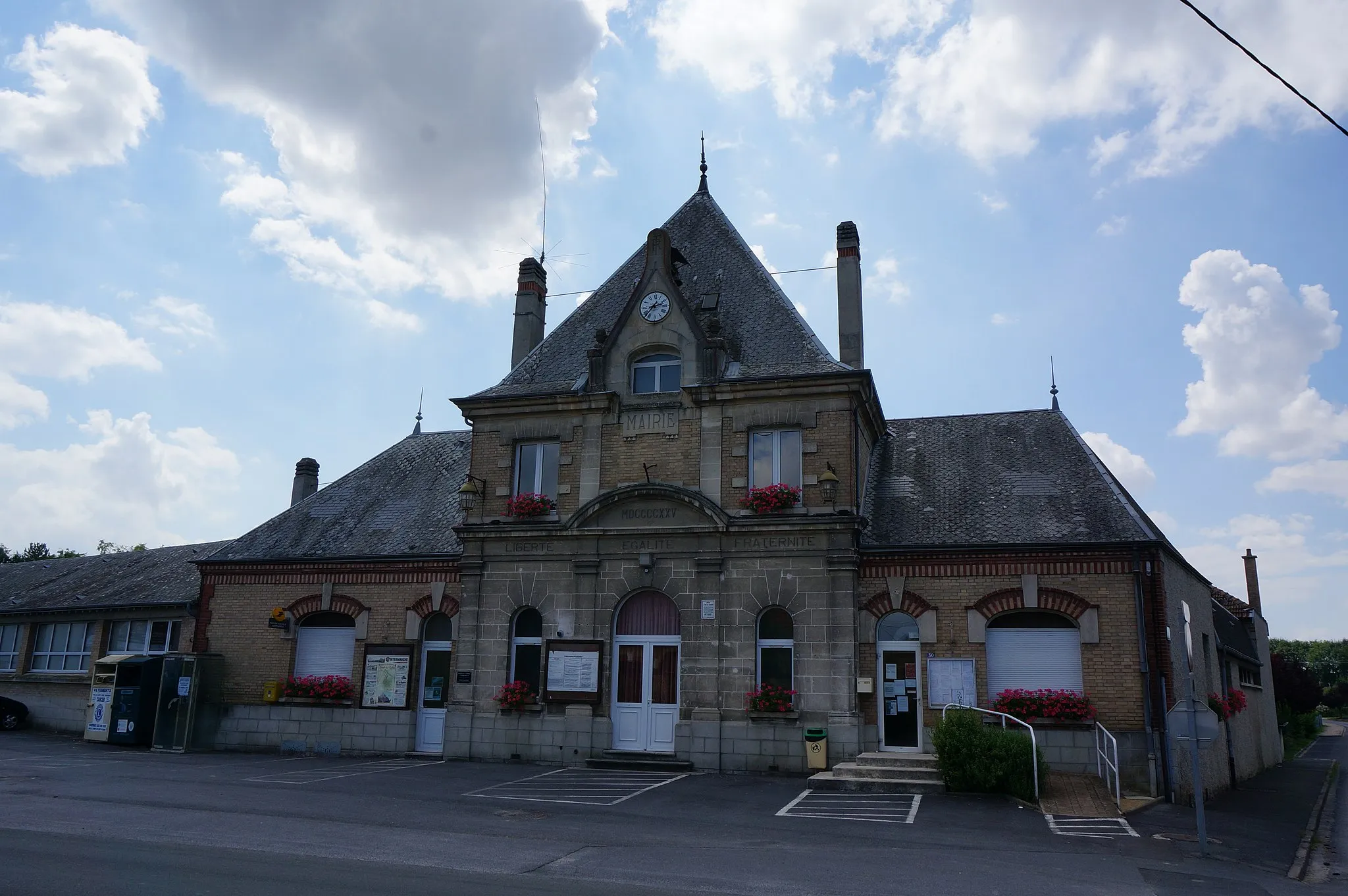 Photo showing: la Mairie du village.