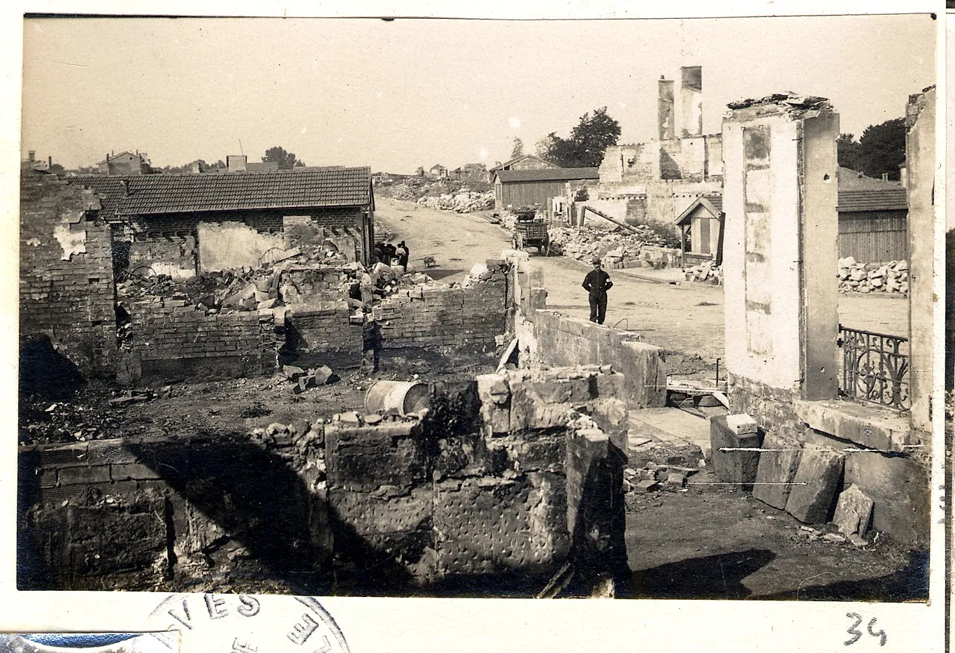Photo showing: Vue de Sermaize-les-bains (Marne) en ruine suite à des bombardements, un soldat avec un brassard d'infirmier pose dans la rue principale.
1915.

Guerre 1914-1918.