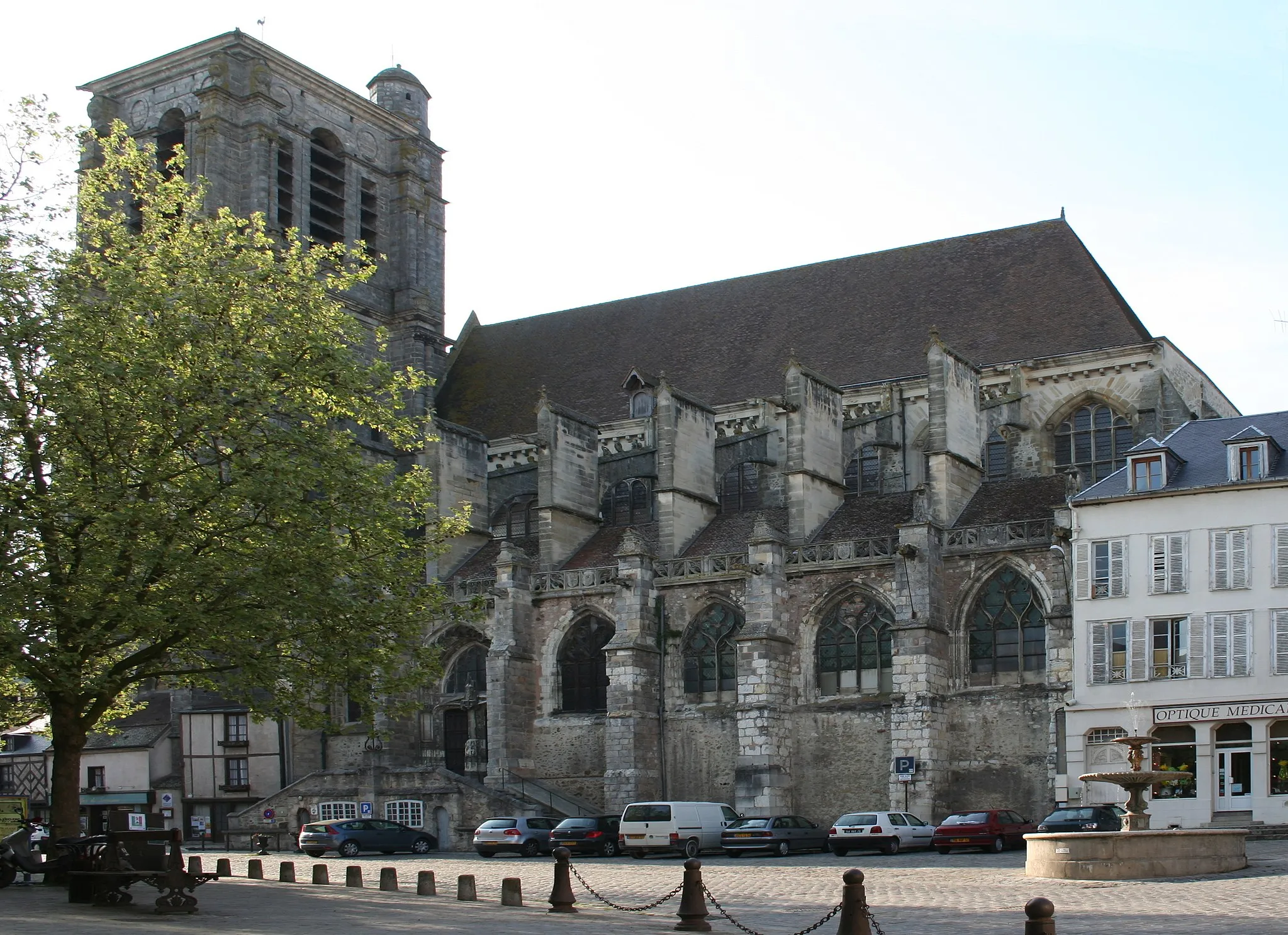 Photo showing: Place de la République à Sézanne (Marne), avec l'église Saint-Denis