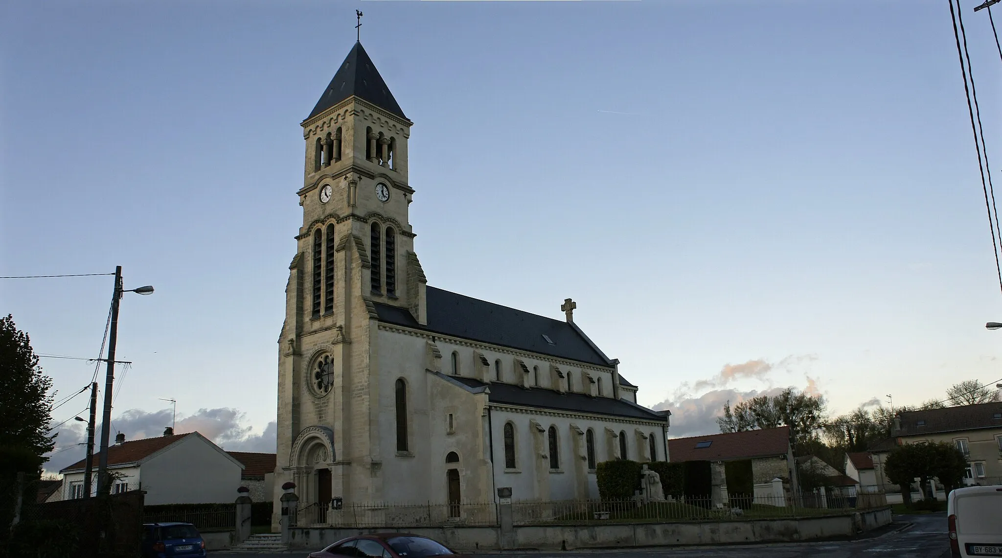 Photo showing: l'église et le monument aux morts du village de Sillery dans la marne.