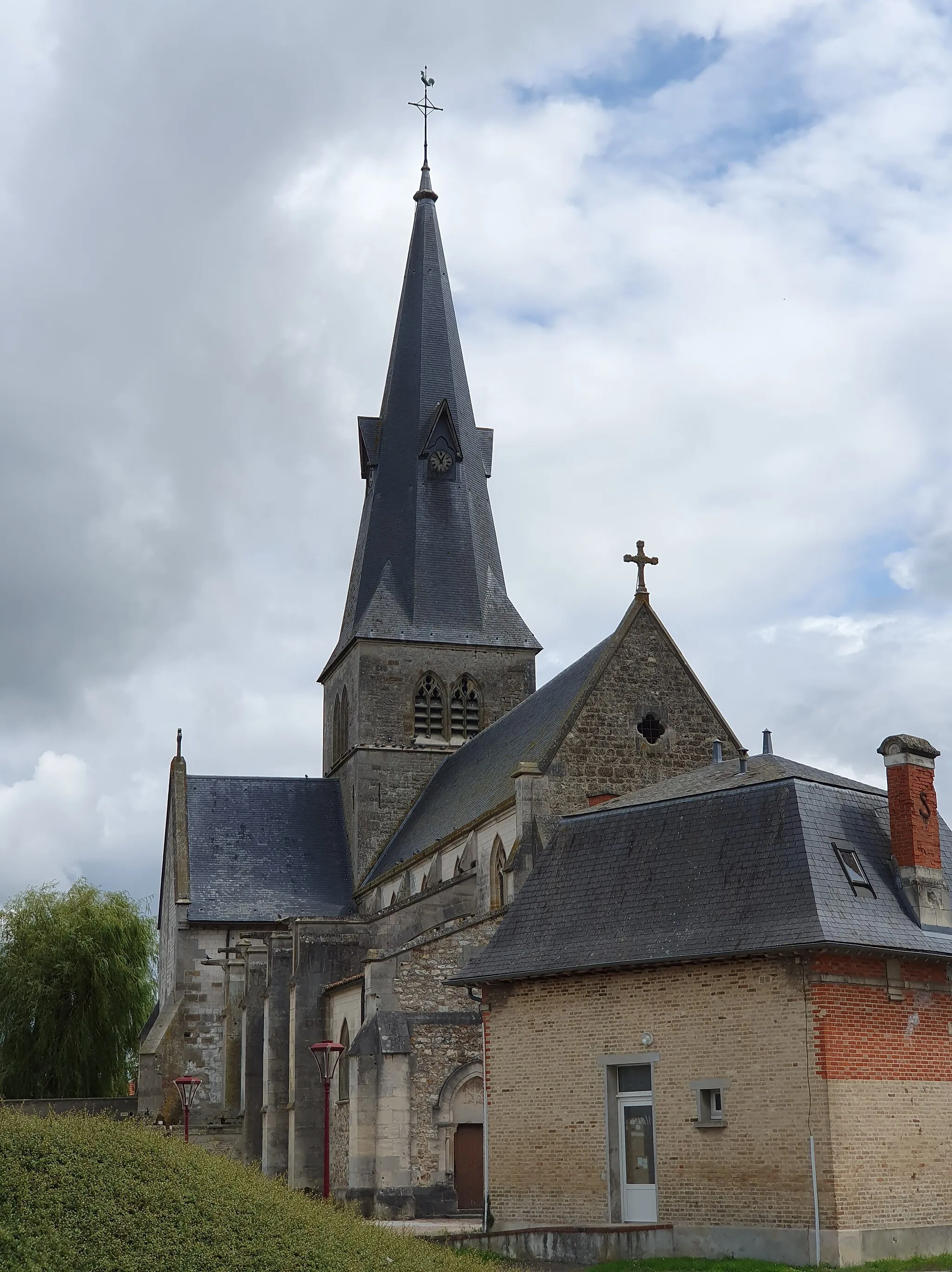 Photo showing: South-western view of the church "Saint Martin" in Suippes municipality, Marne Départment, France.