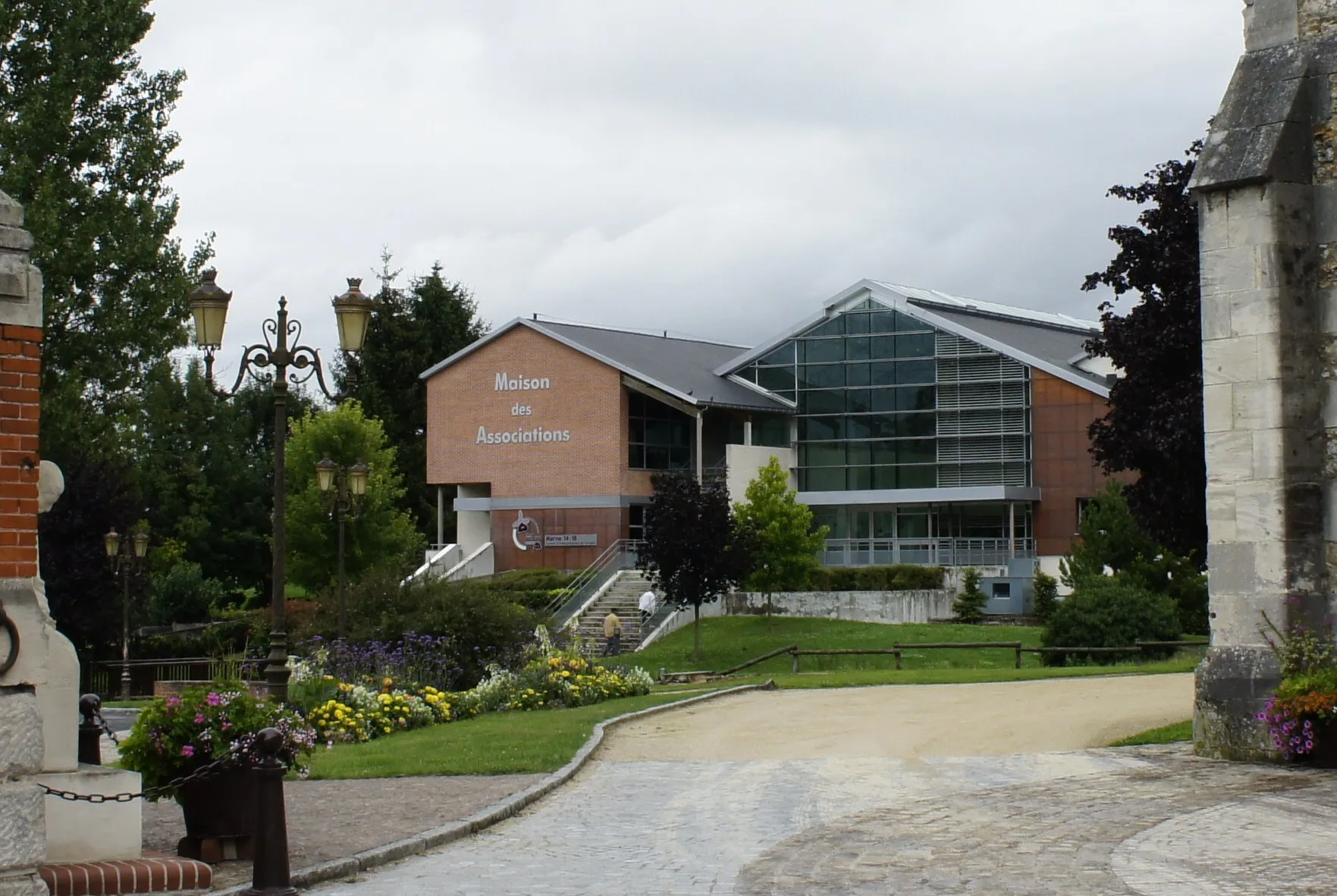 Photo showing: Le Centre d'interprétation de la Marne et la Maison des associations à Suippes .