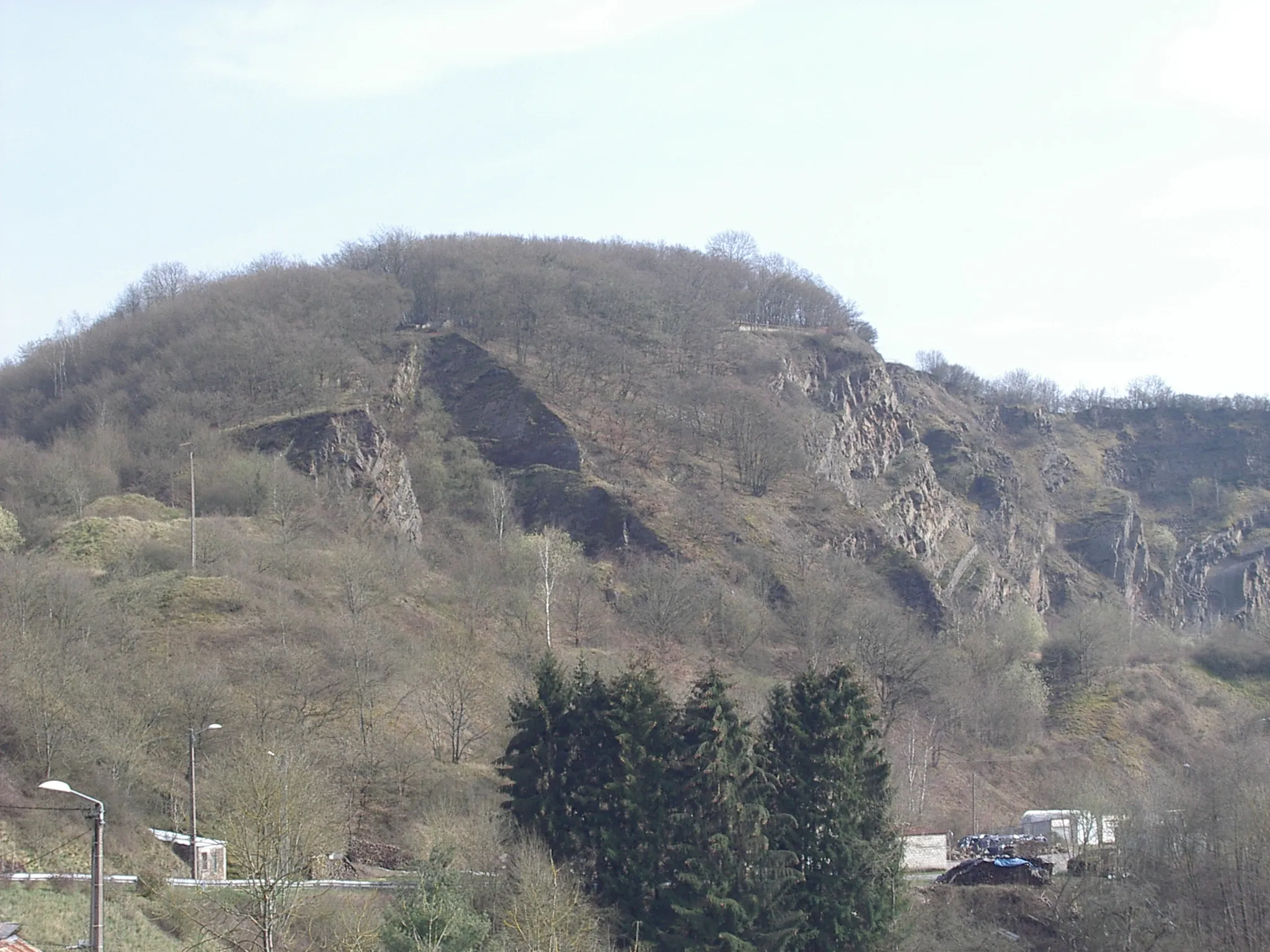 Photo showing: Mont Vireux, an archaeological site located on the left bank of the River Meuse, overlooking Vireux-Molhain, Ardennes, France.