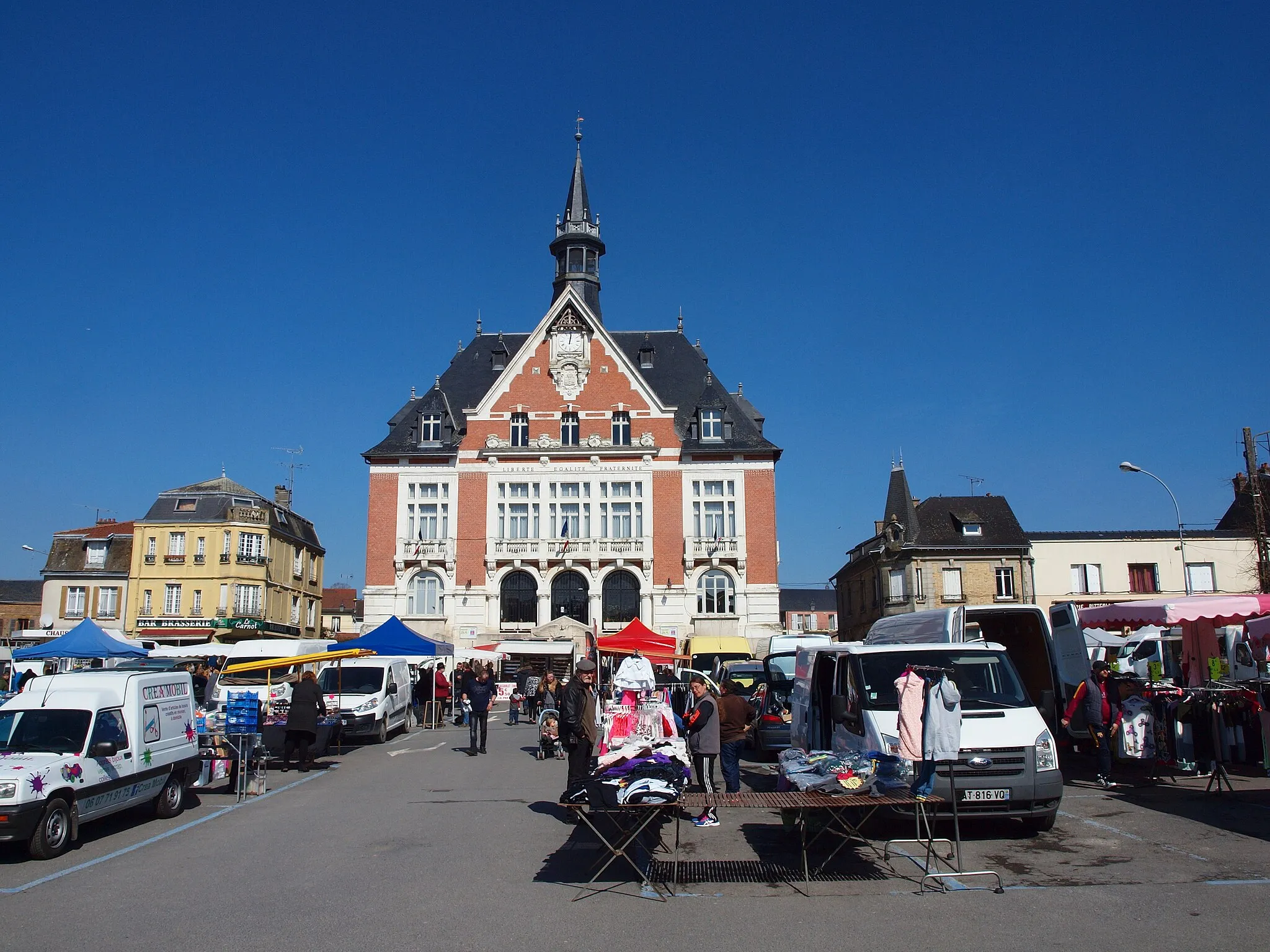 Photo showing: Marché du samedi à  Vouziers (Ardennes, France)