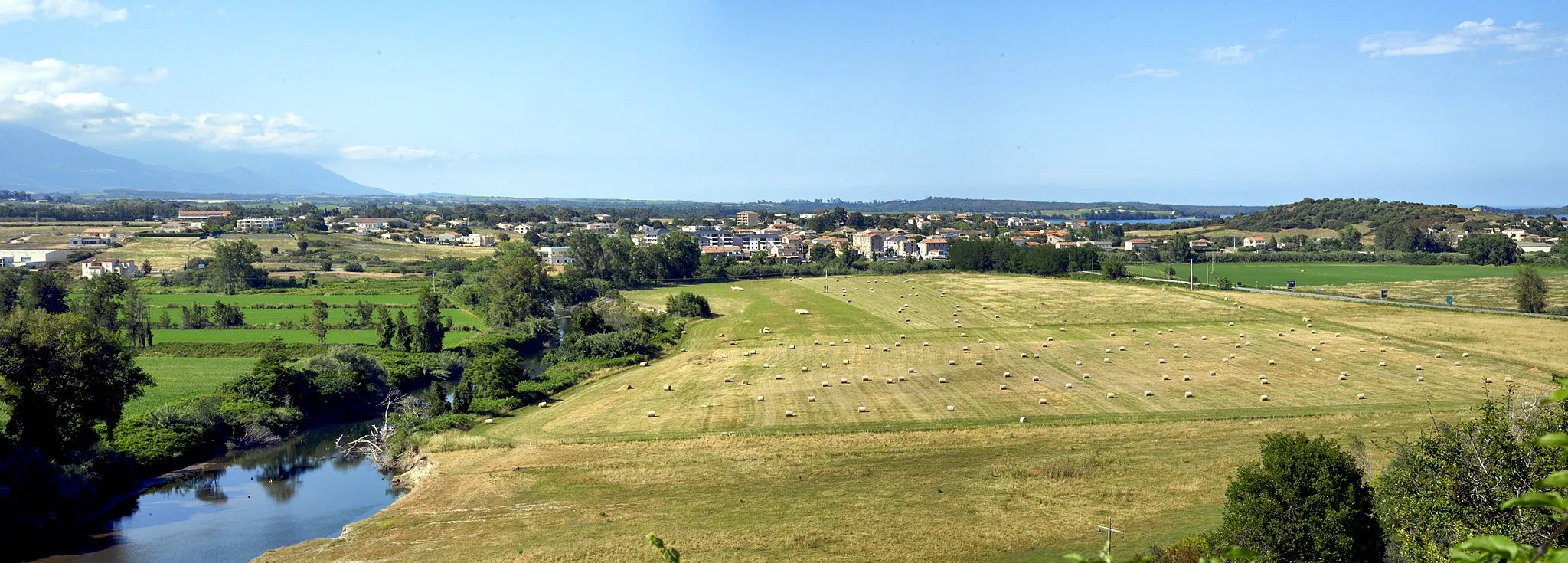 Photo showing: Aléria, Plaine orientale (Haute-Corse) - Panorama de Cateraggio depuis le site antique. À gauche, le fleuve Tavignano