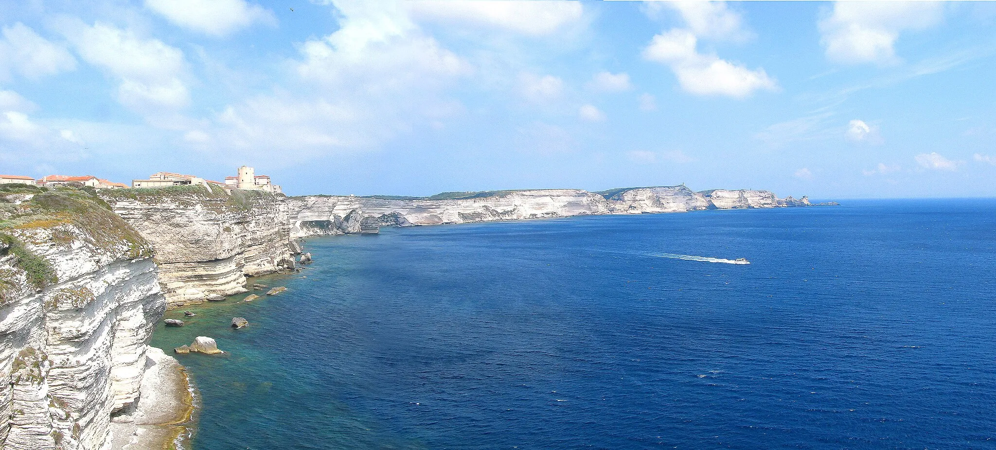 Photo showing: Bonifacio, view on the old city overhanging its famous chalky cliffs.