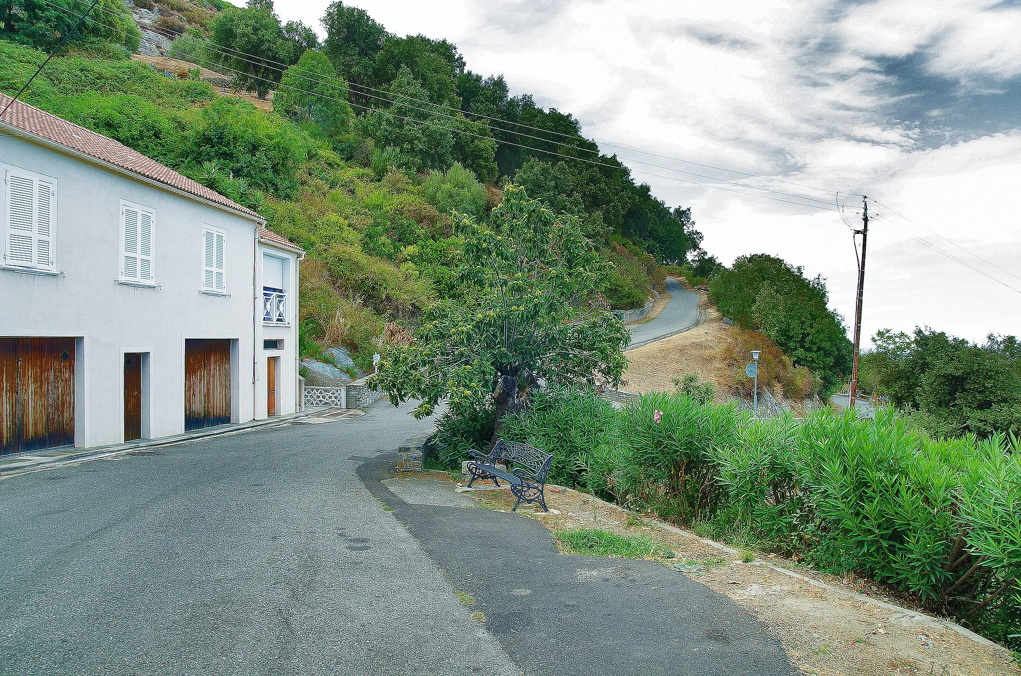 Photo showing: route D252 menant au village